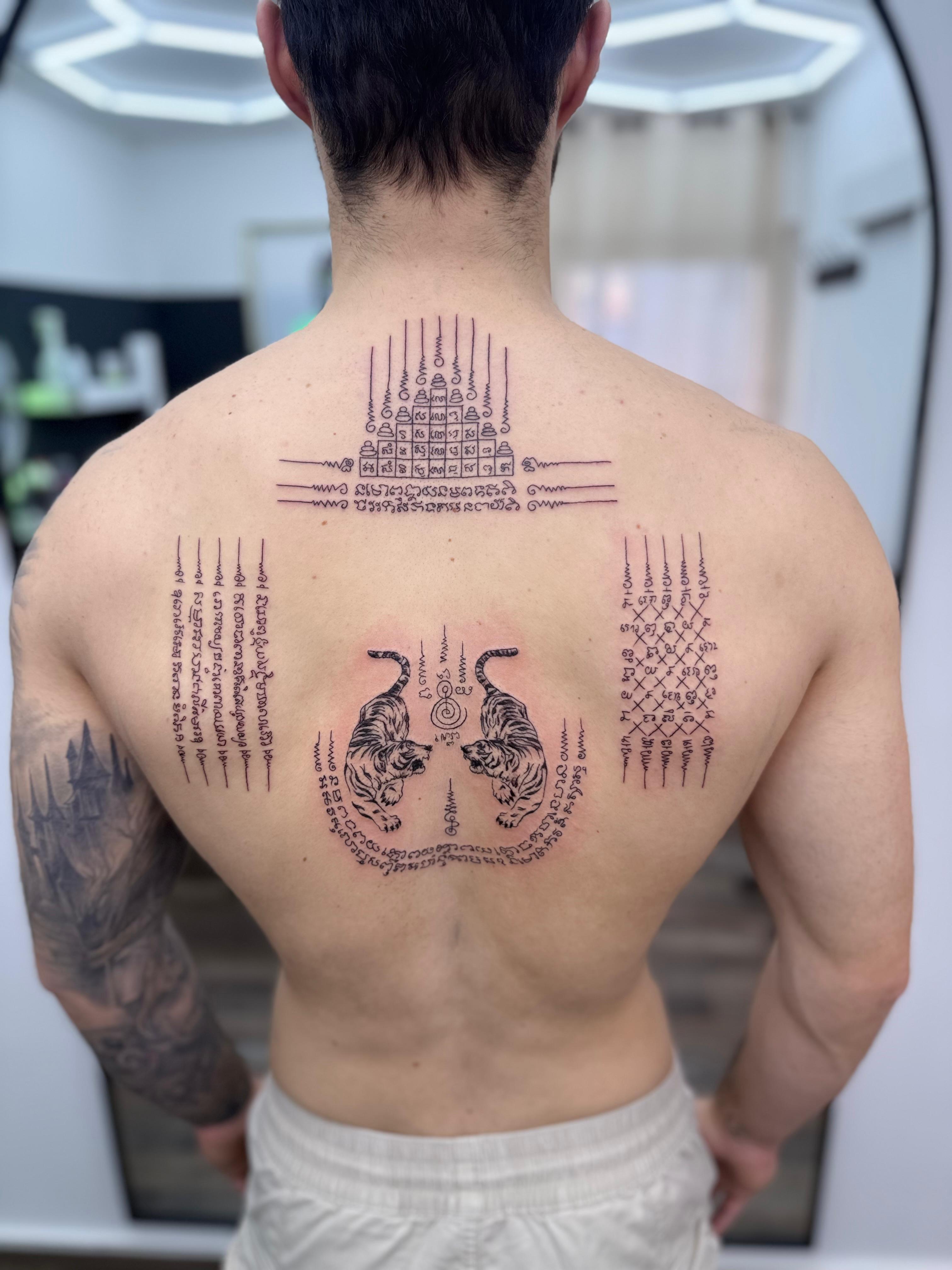 Sak Yant Rücken-Tattoo mit Tigern – Blackline V1 Passau