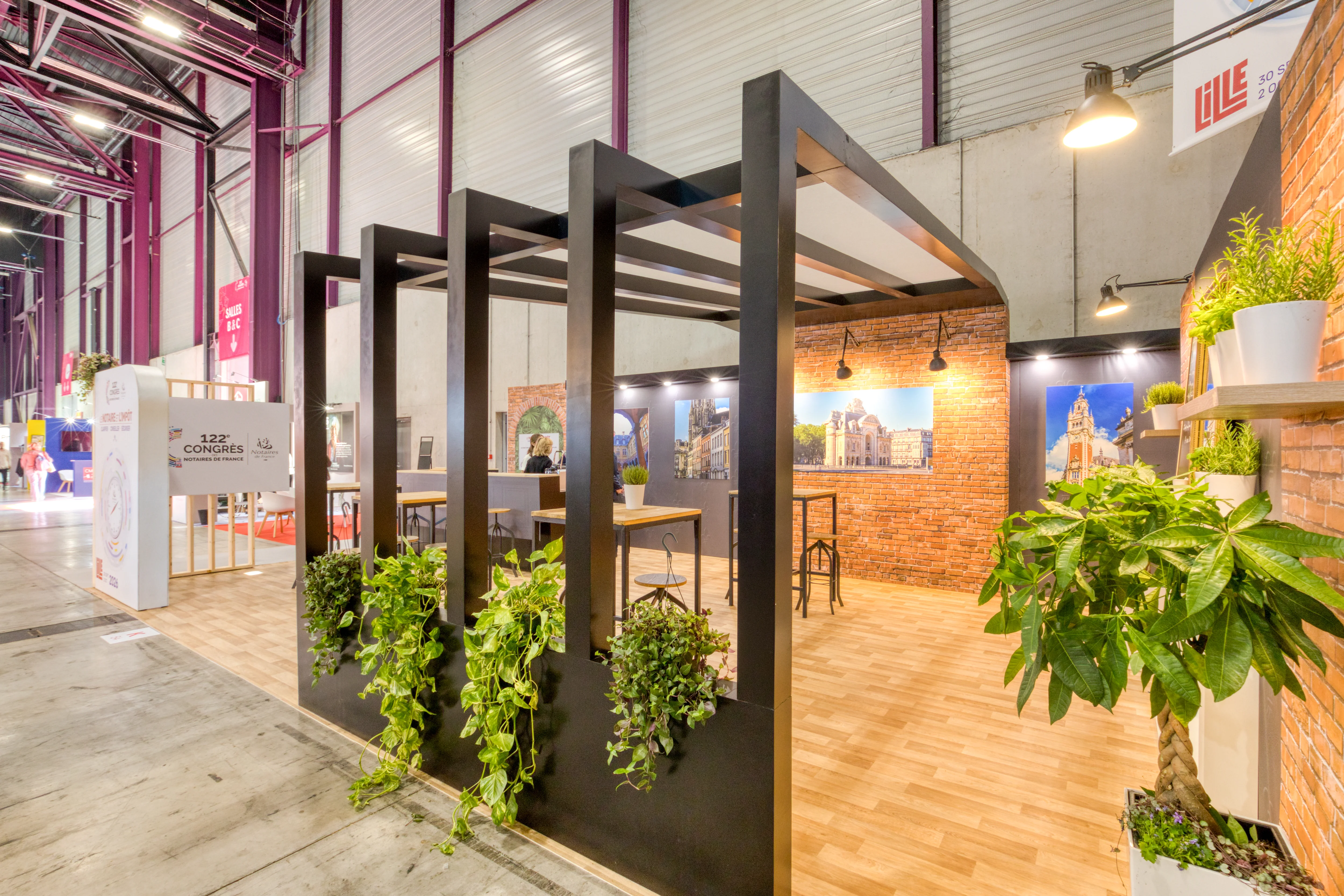  Structure noire type pergola et décor en briques du stand Association des Notaires au salon