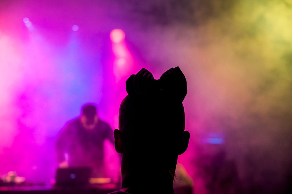 Zuschauer vor einer Bühne