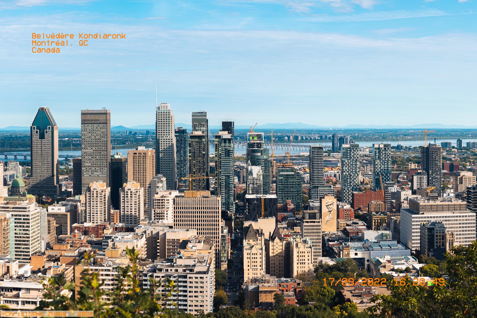 Vue dégagée sur les gratte-ciel du centre-ville de Montréal depuis le belvédère.