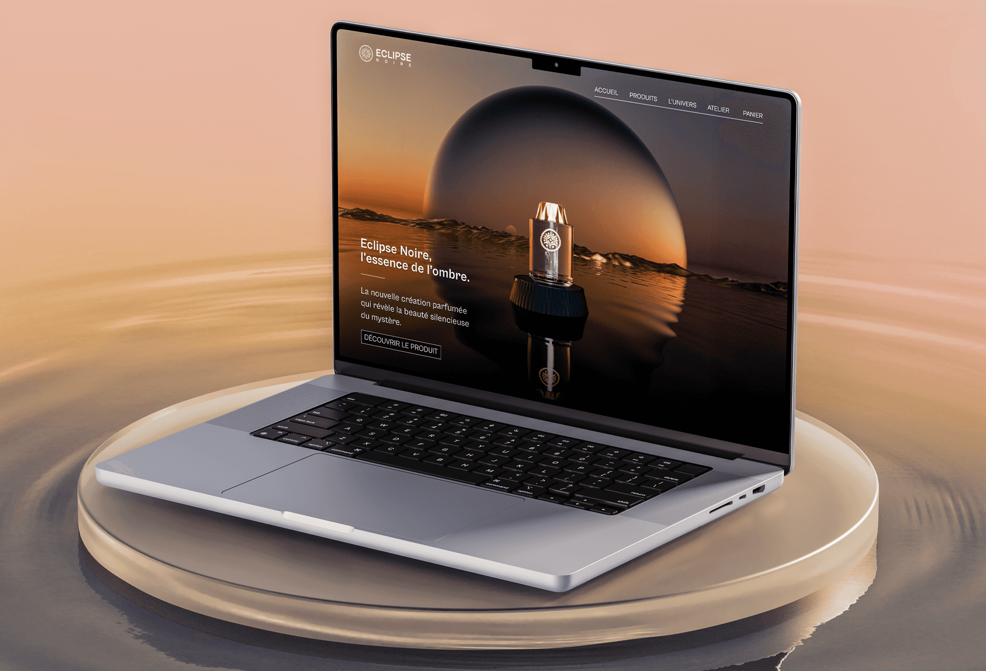 Design du site web Eclipse Noire sur ordinateur, interface digitale et direction artistique du parfum.