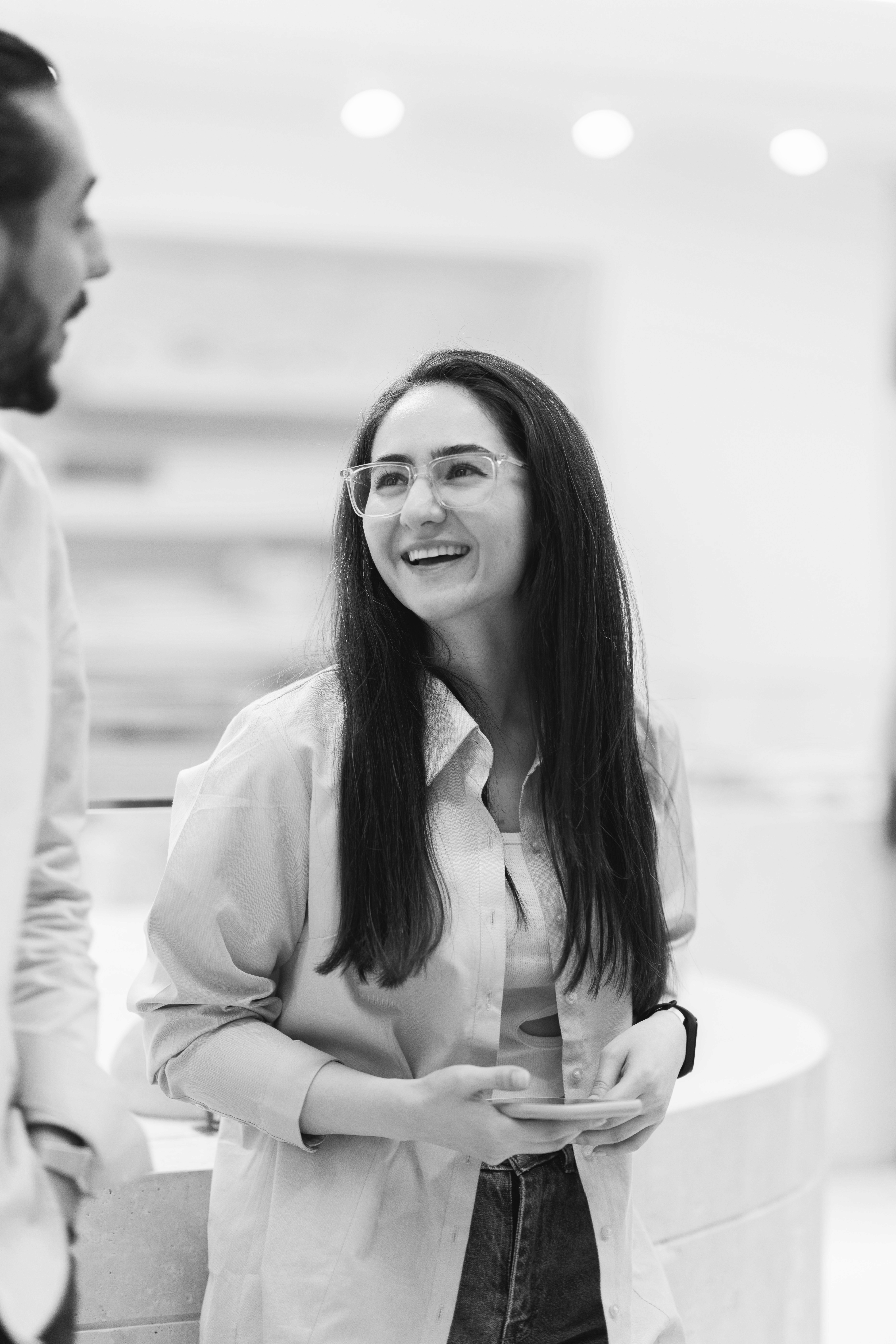 Profesionales conversando en un entorno de trabajo que promueve inclusión y diversidad