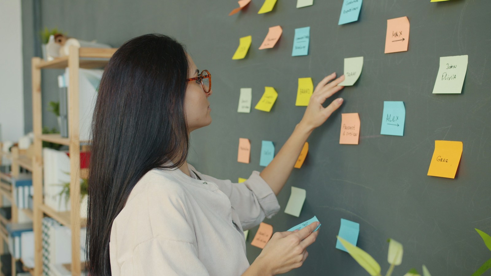 Strategist arranging related topic ideas into a content cluster