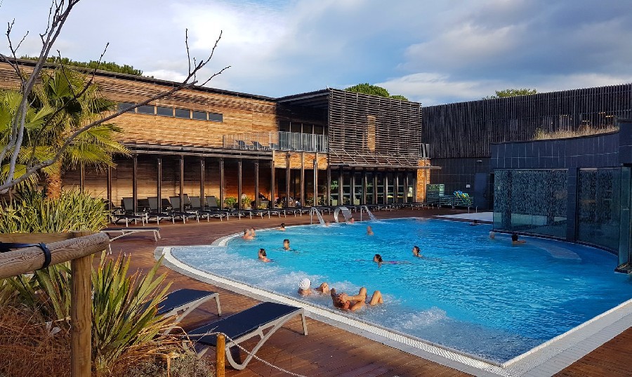 Piscine et bassins du spa thermal O'Balia à Sète