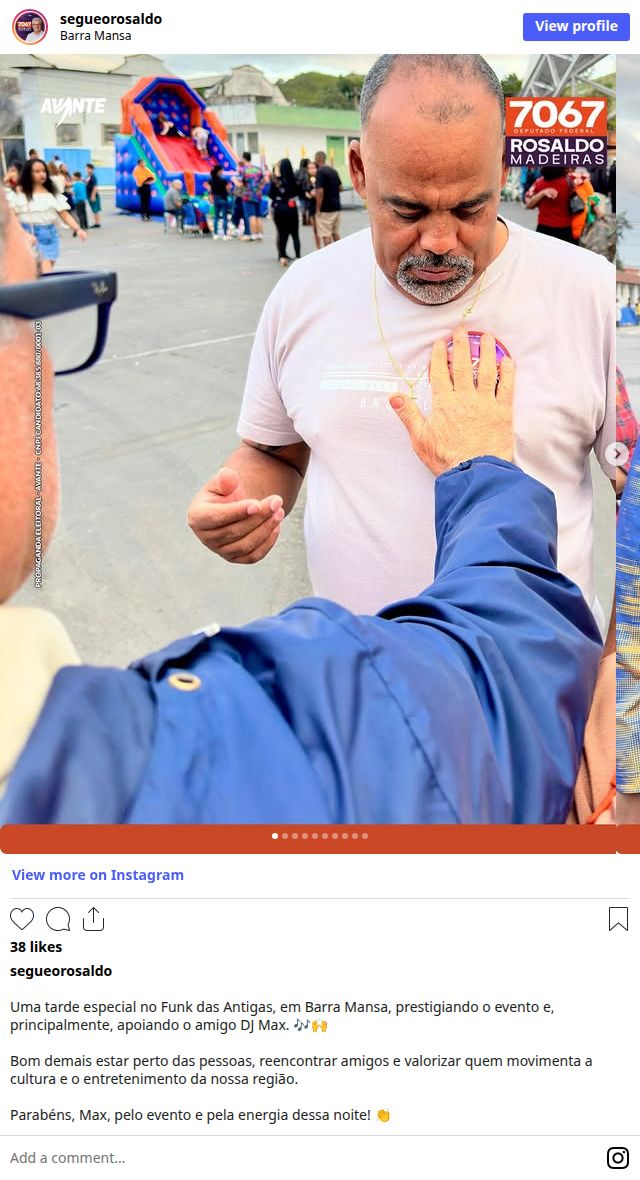 Homem recebendo uma bênção durante evento em Barra Mansa