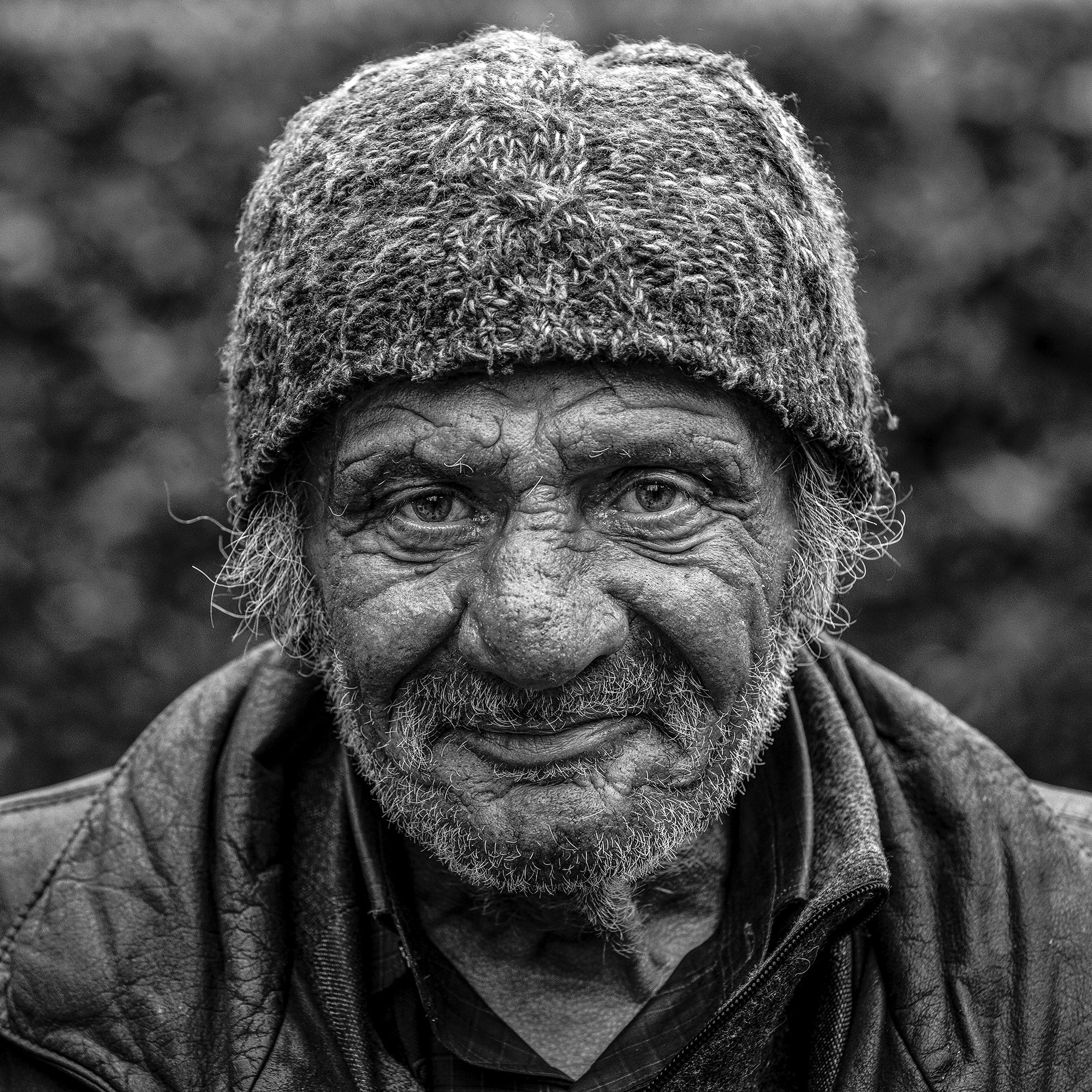 Frederic Bourcier, photographe documentaire, réalise des portraits d’un sans domicile fixe qui vient régulièrement lui rendre visite à son atelier. A travers ces photos, on peut voir les saisons , son humeur et surtout son état de fatigue.