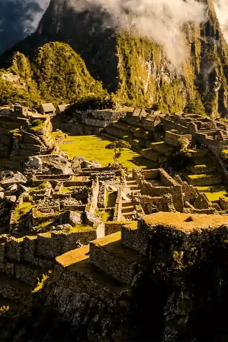Machu Picchu, antiga cidade inca no Peru, cercada pelas montanhas da Cordilheira dos Andes e pela vegetação verde da região