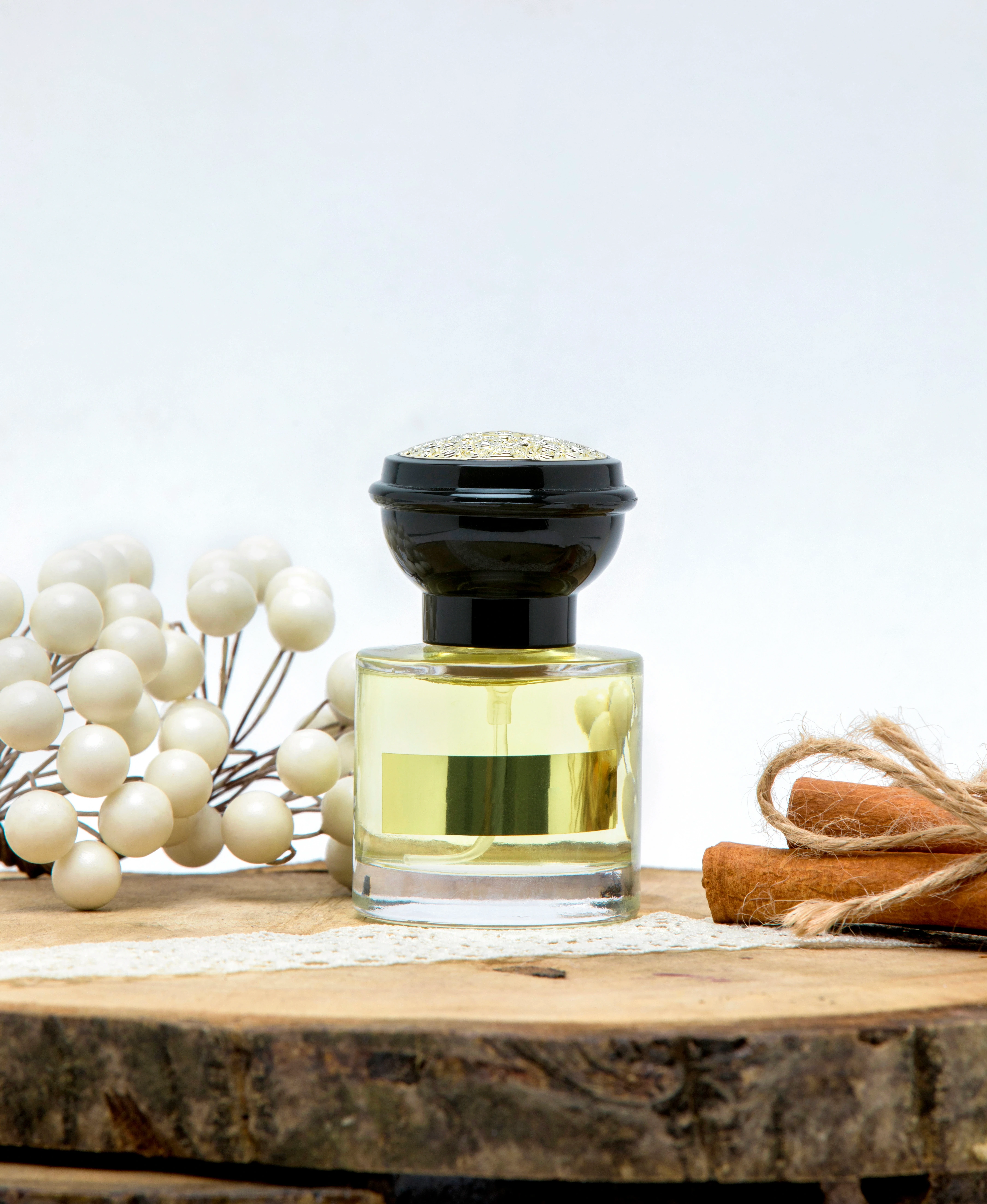 botella perfume sobre peana