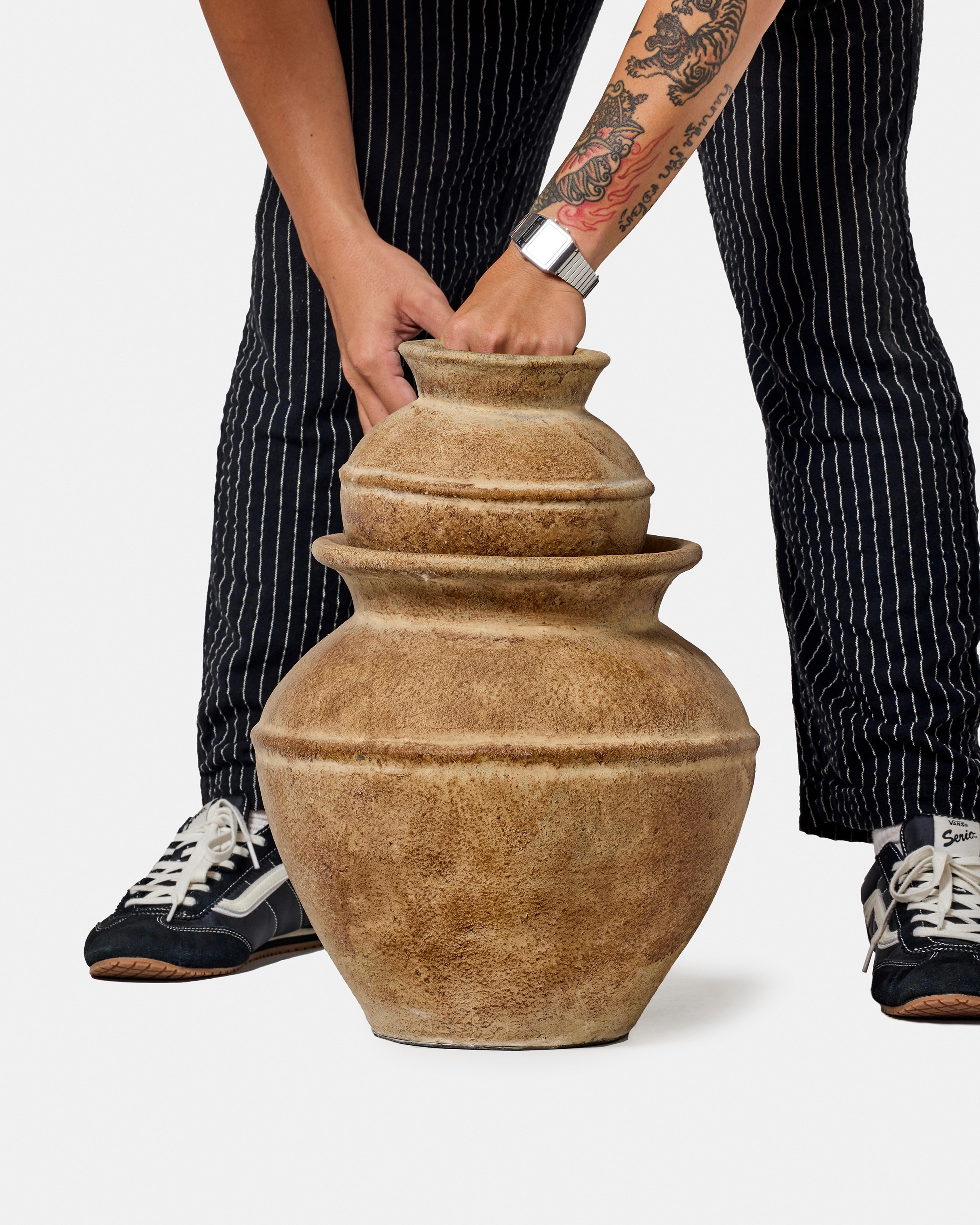 chaise en bois de teck sur fond gris