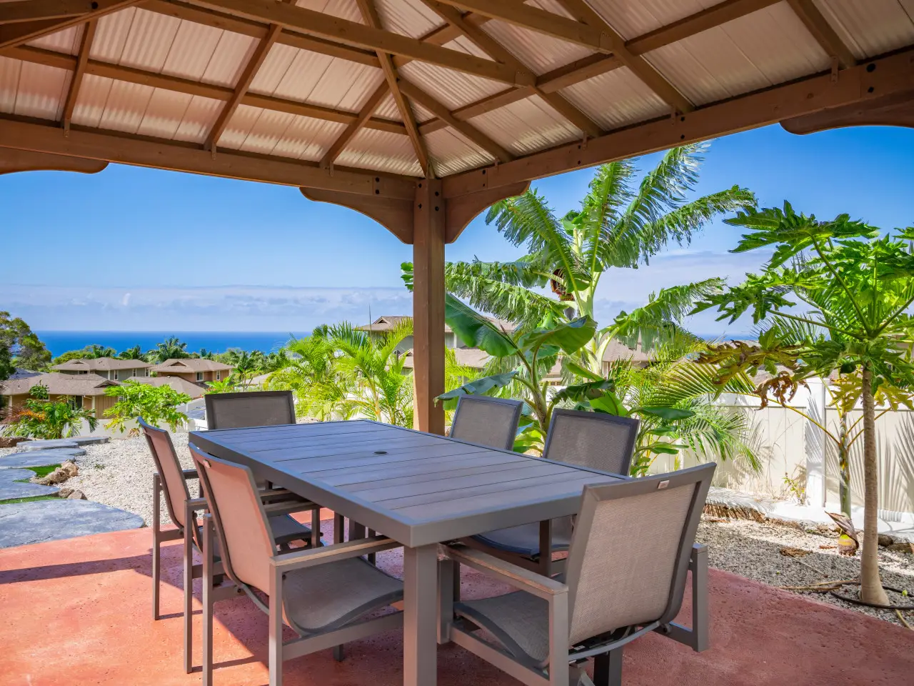 Image of chalet next to mountains