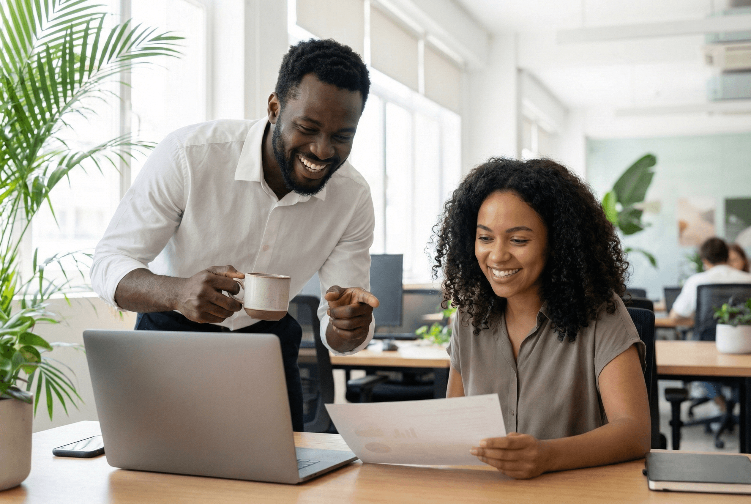 Dupla de empresários em um ambiente corporativo e satisfeitos com o serviço prestado pela Metha Energia
