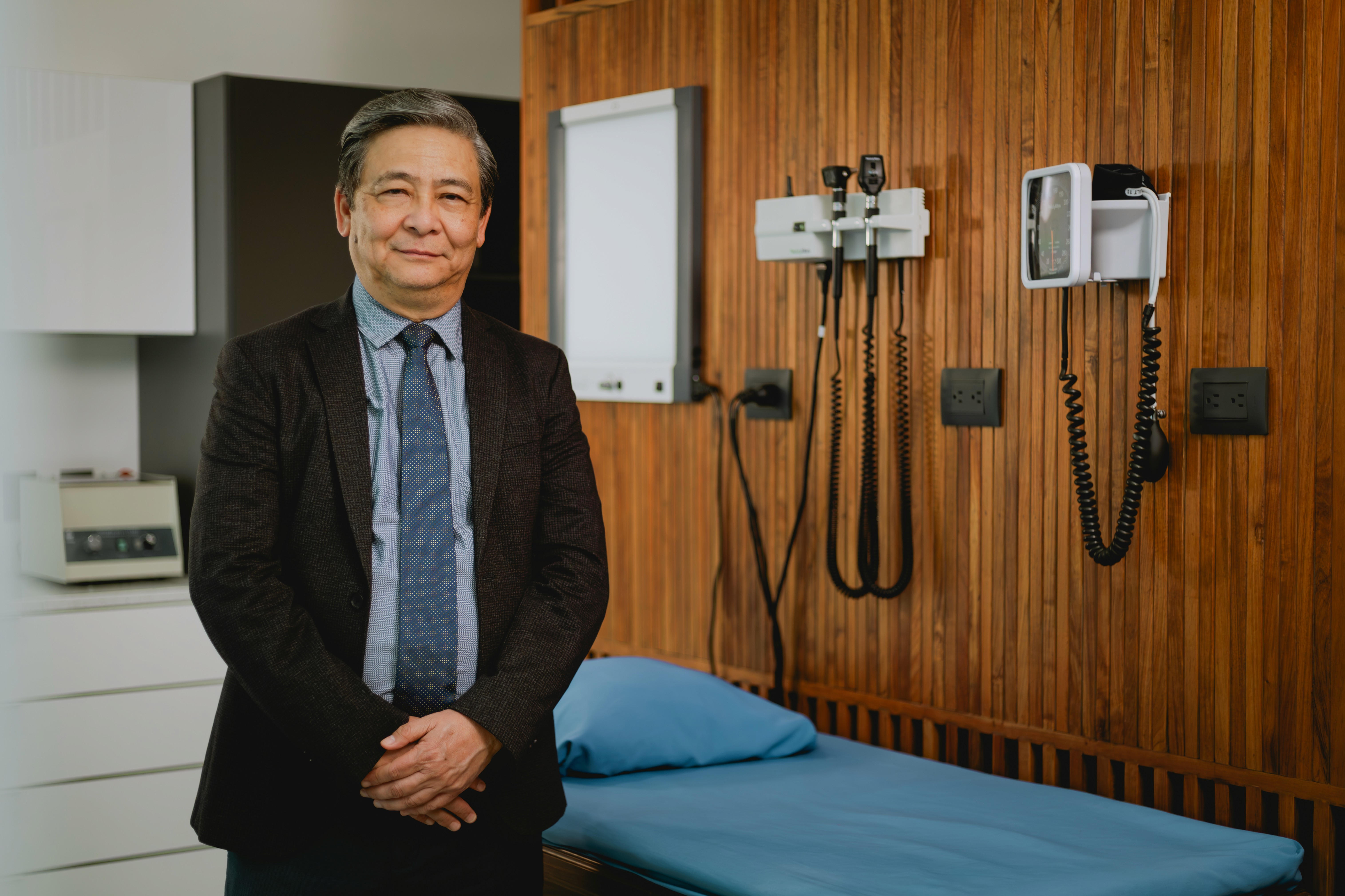 Nefrólogo especialista en Centro Médico San Cosme Aguascalientes en consultorio con equipamiento clínico moderno