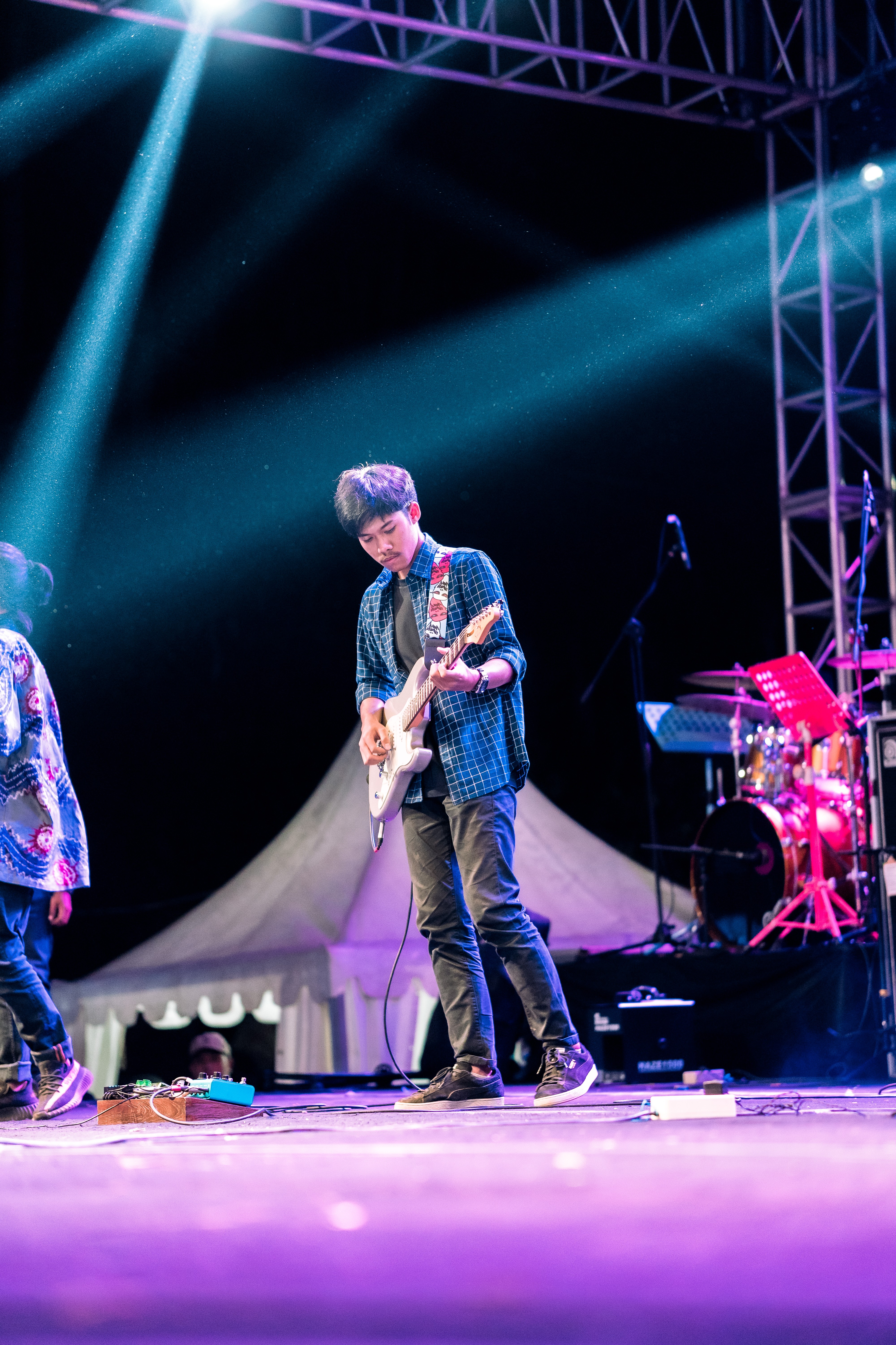 Nabil as Guitarist of ITS Jazz, perfom at Jazz Tretes