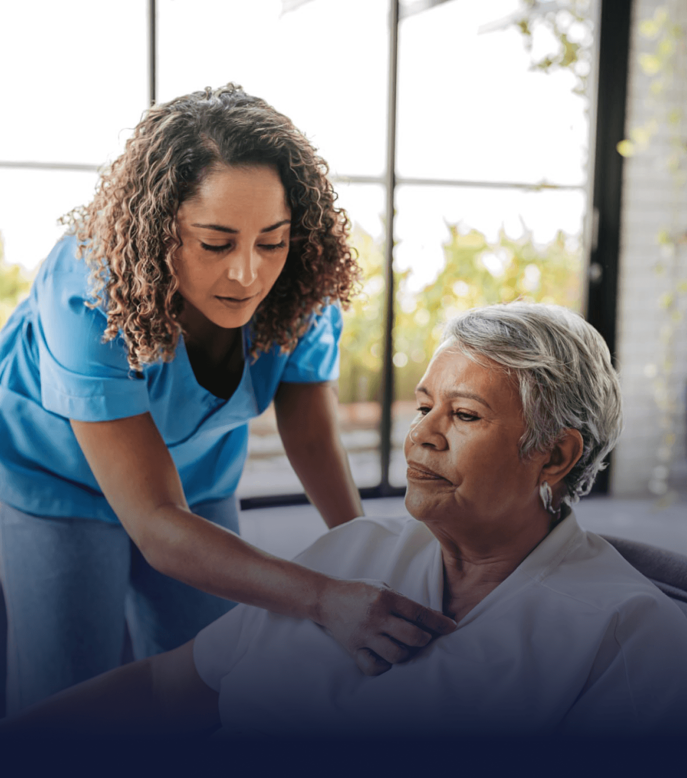 Cuidadora acompañando a una persona adulta mayor en casa