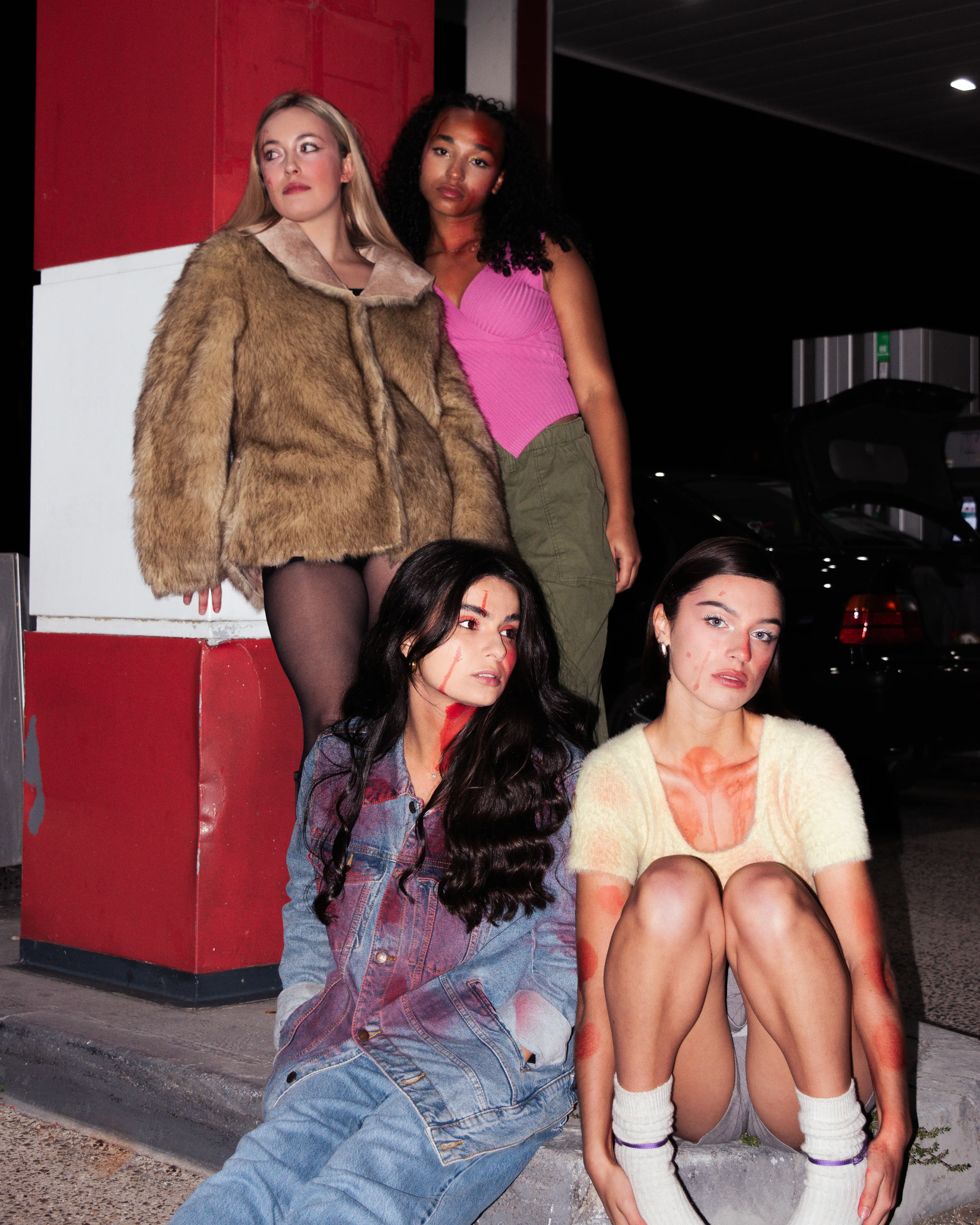 Photographie de style de rue de nuit et stylisme de mode urbaine pour la série Halloween Glamour.