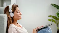 femme avec casque et ordinateur portable