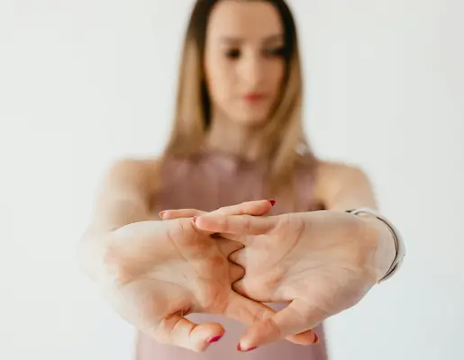 femme qui fait des exercices pour ses articulations