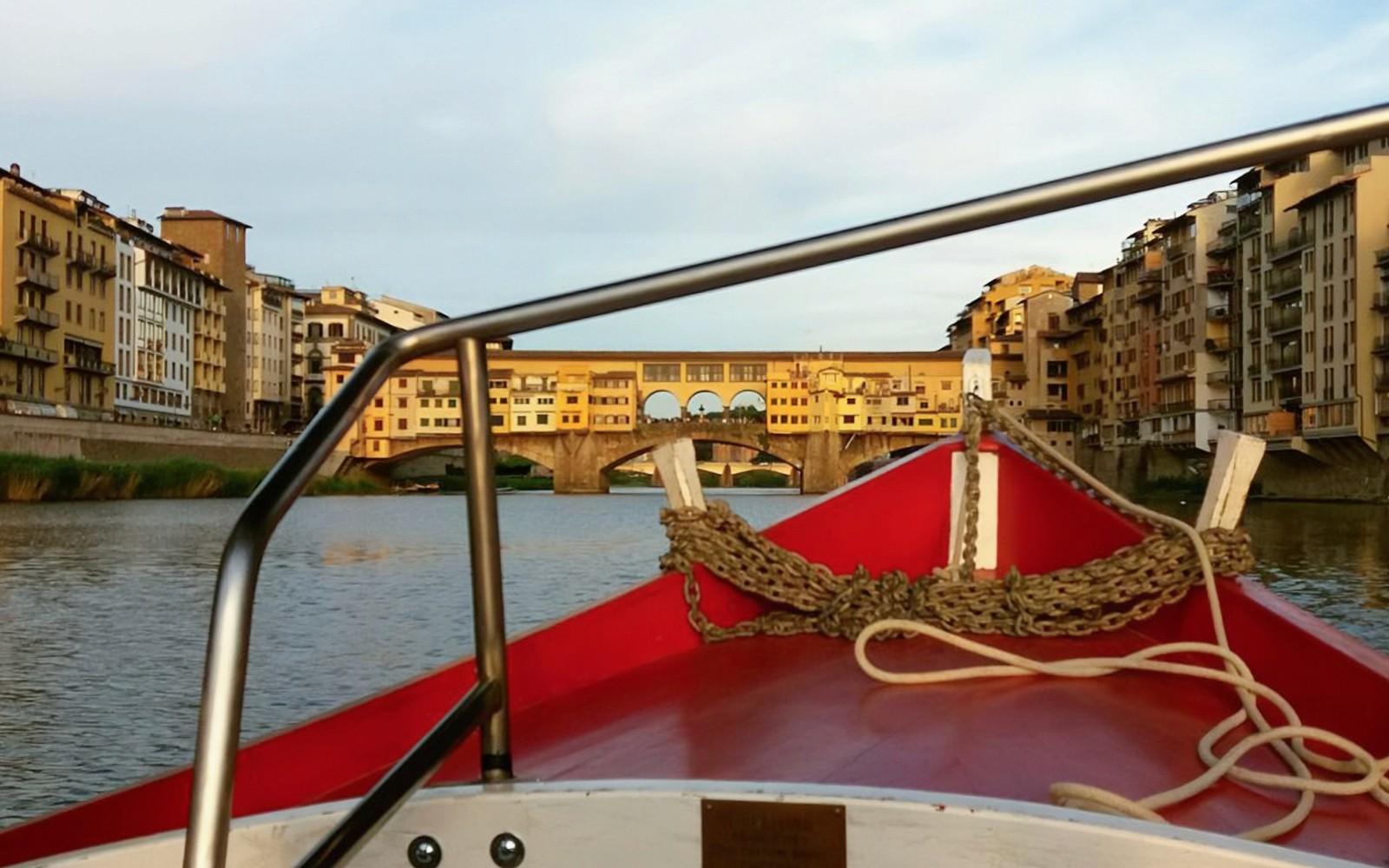 在佛罗伦萨的导游船游中欣赏维琪奥桥的贡多拉美景。