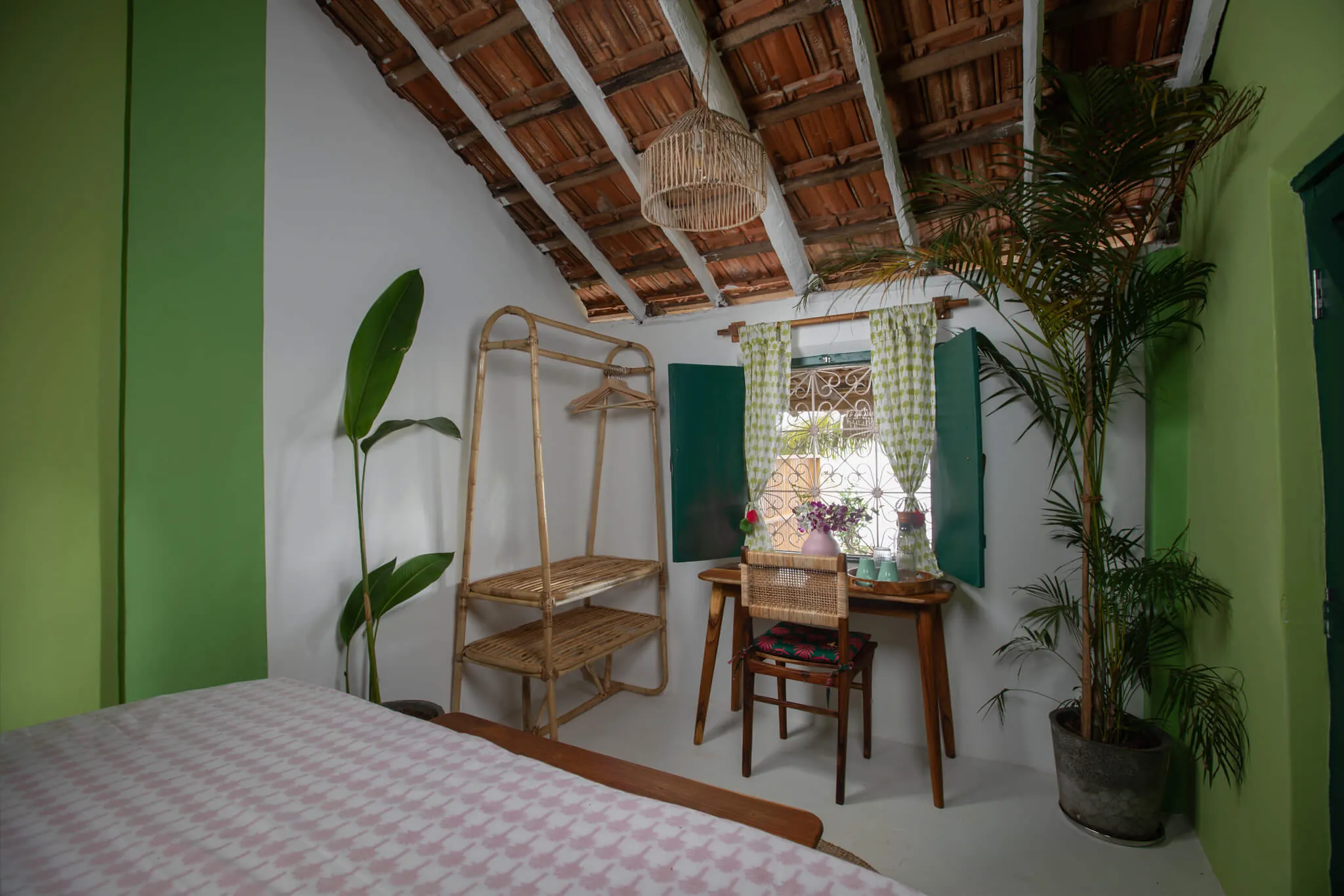 Four-poster bed and writing desk in a garden room at Casa Jaali