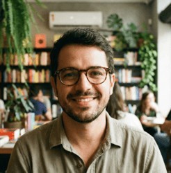 Foto de homem de óculos