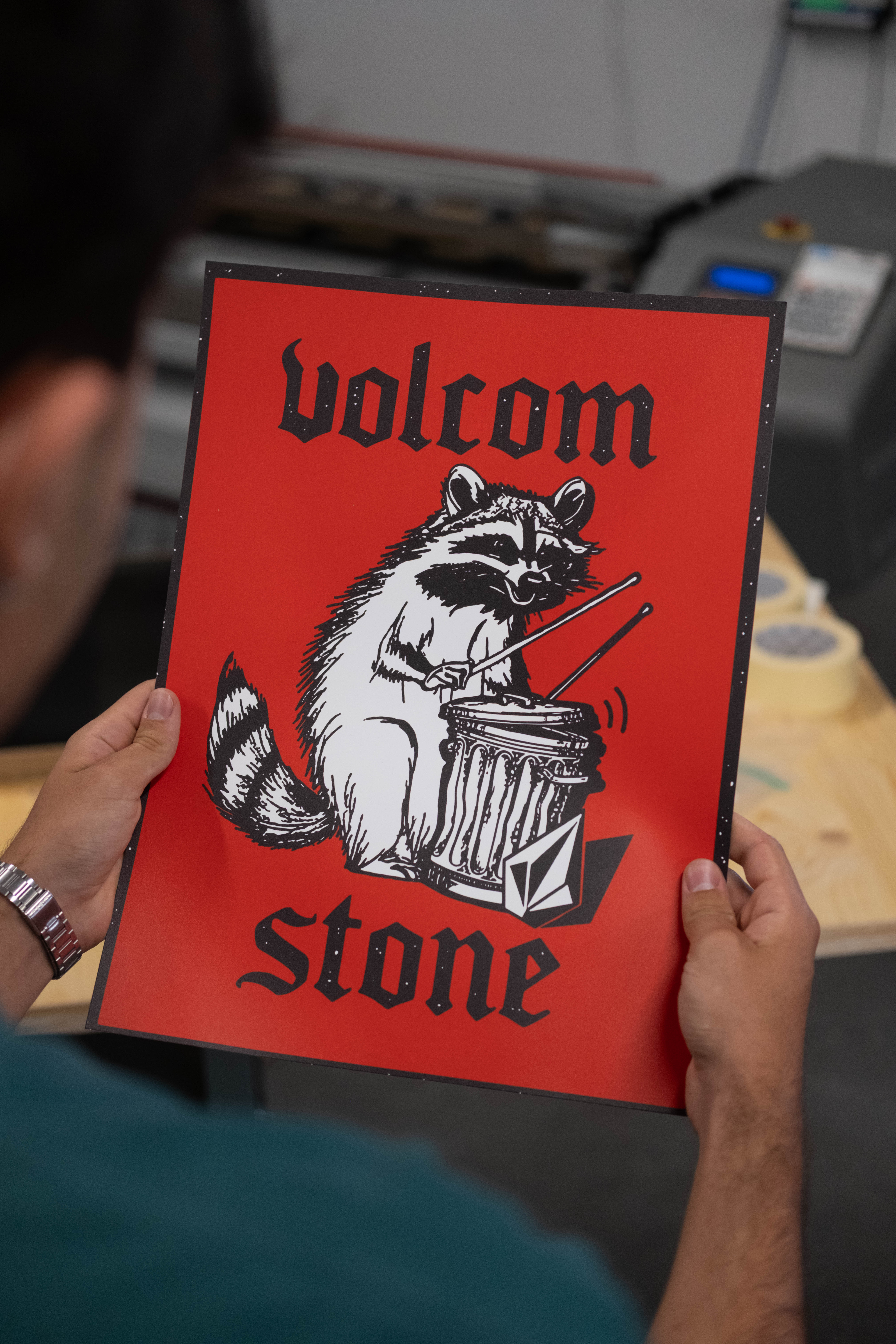 poster volcom qui joue de la batterie