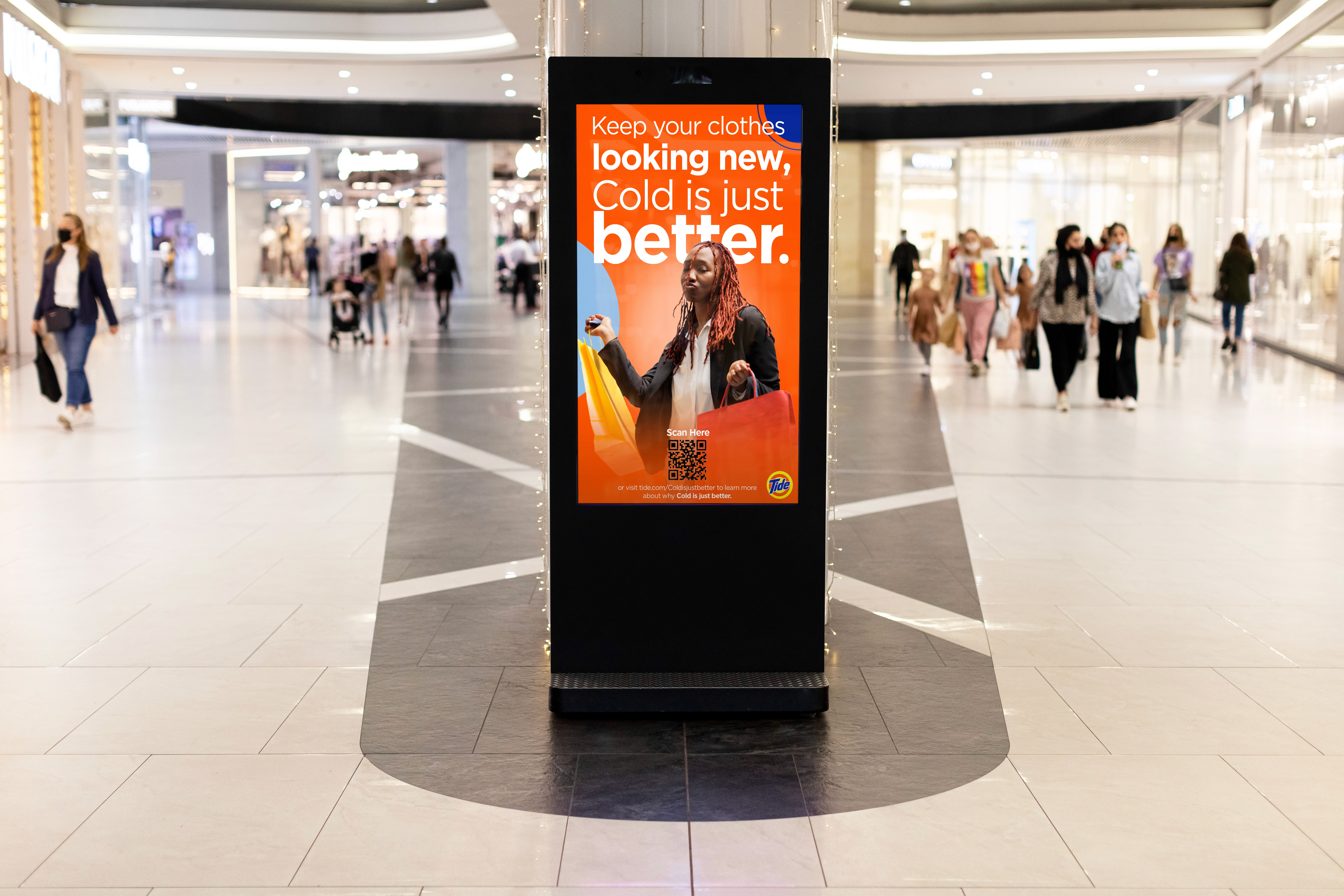Partial view of a black smartphone screen against a purple gradient backdrop, displaying the “Circular” app icon (rounded square with a purple-pink pill logo) next to the Mail app icon, with the time reading 9:41.