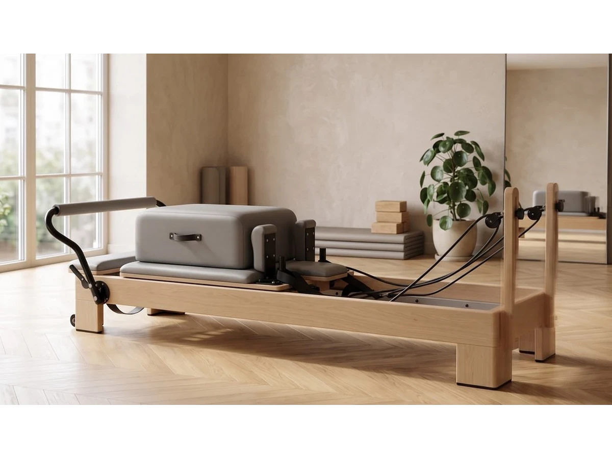 Pilates Reformer Compact — Chêne, reformer de studio en chêne dans un studio de Pilates professionnel