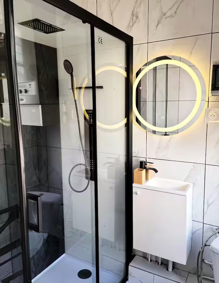 Photo d'une salle de bain dans un appartement cosy de Holyguest proche CDG, Disney & Villepinte 