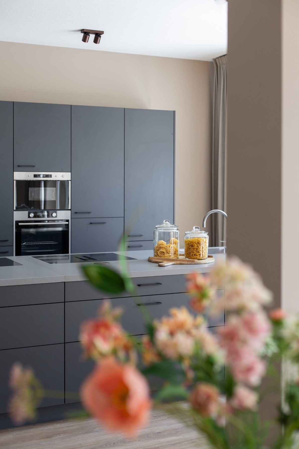 keuken donker grijs met bruine muur