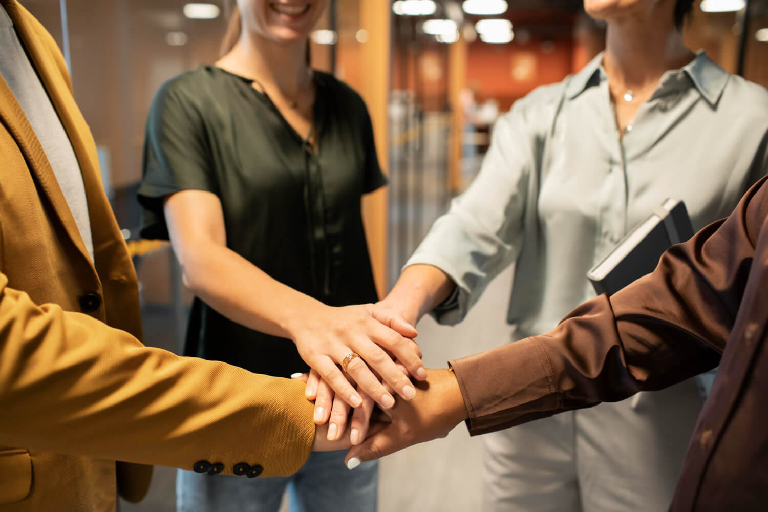 Pessoas com as mão juntas em comemoração