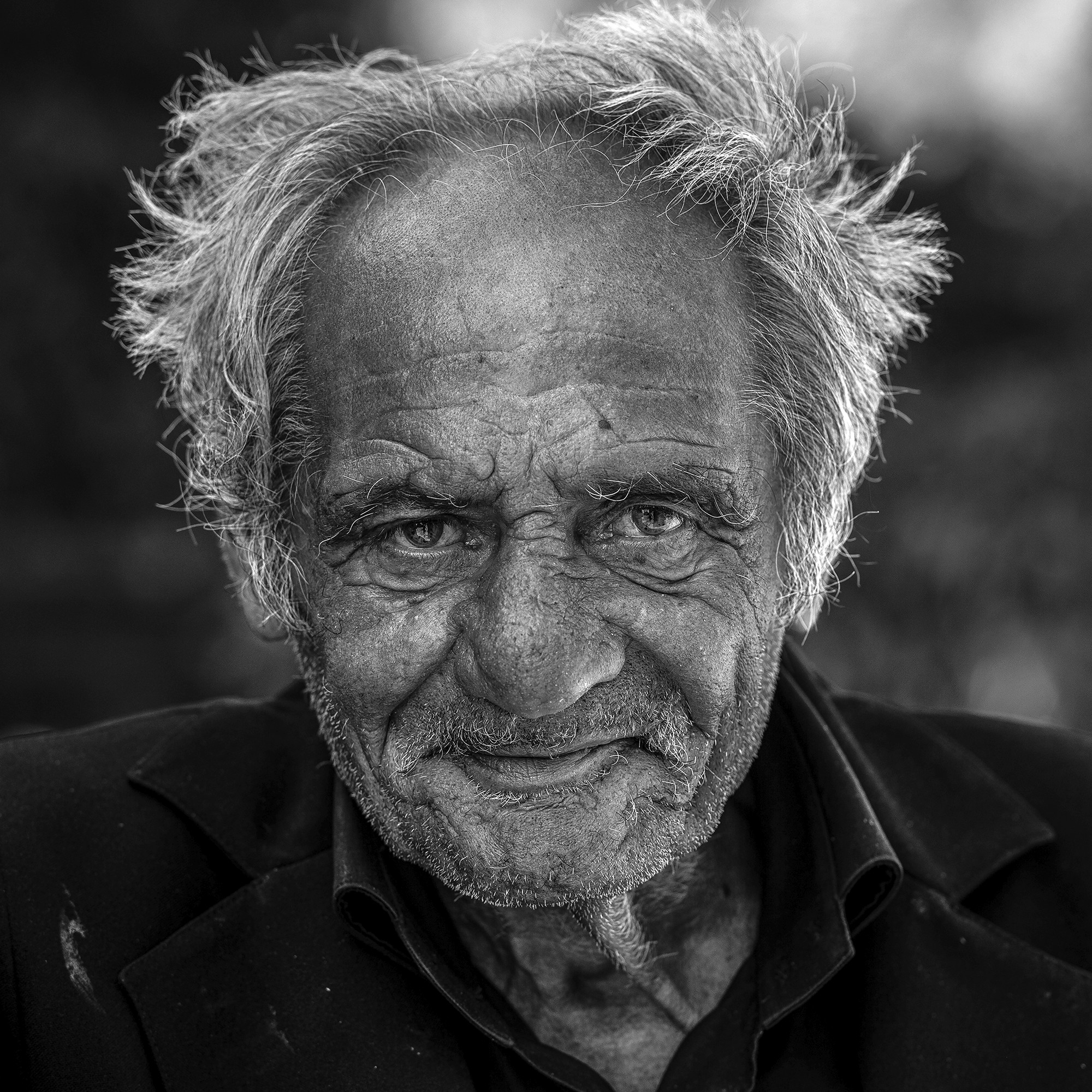 Frederic Bourcier, photographe documentaire, réalise des portraits d’un sans domicile fixe qui vient régulièrement lui rendre visite à son atelier. A travers ces photos, on peut voir les saisons , son humeur et surtout son état de fatigue.