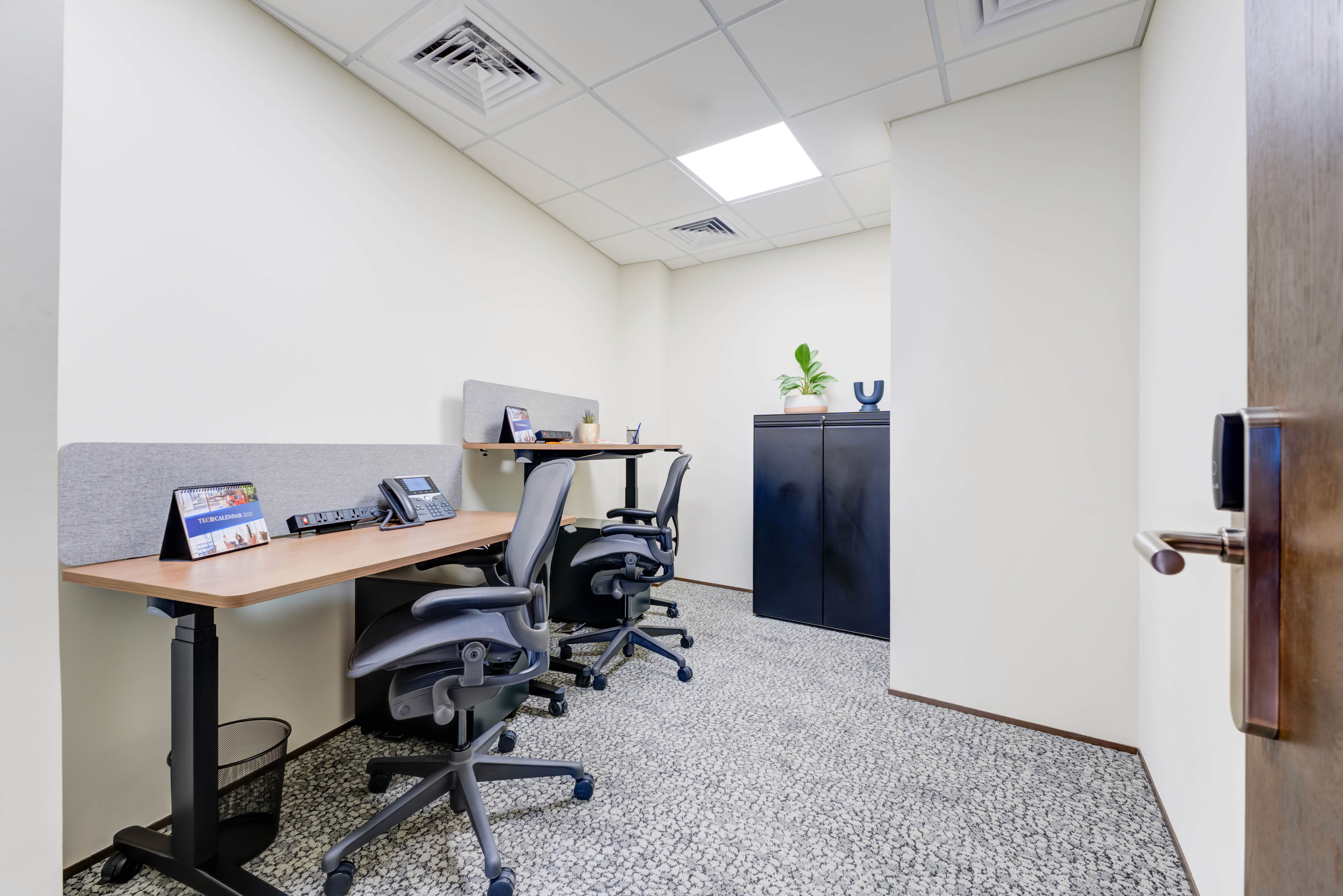 تصميم داخلي أنيق لـ مكتب خاص جاهز، يوفر مساحة مثالية لـ مكتب شركة صغيرة.