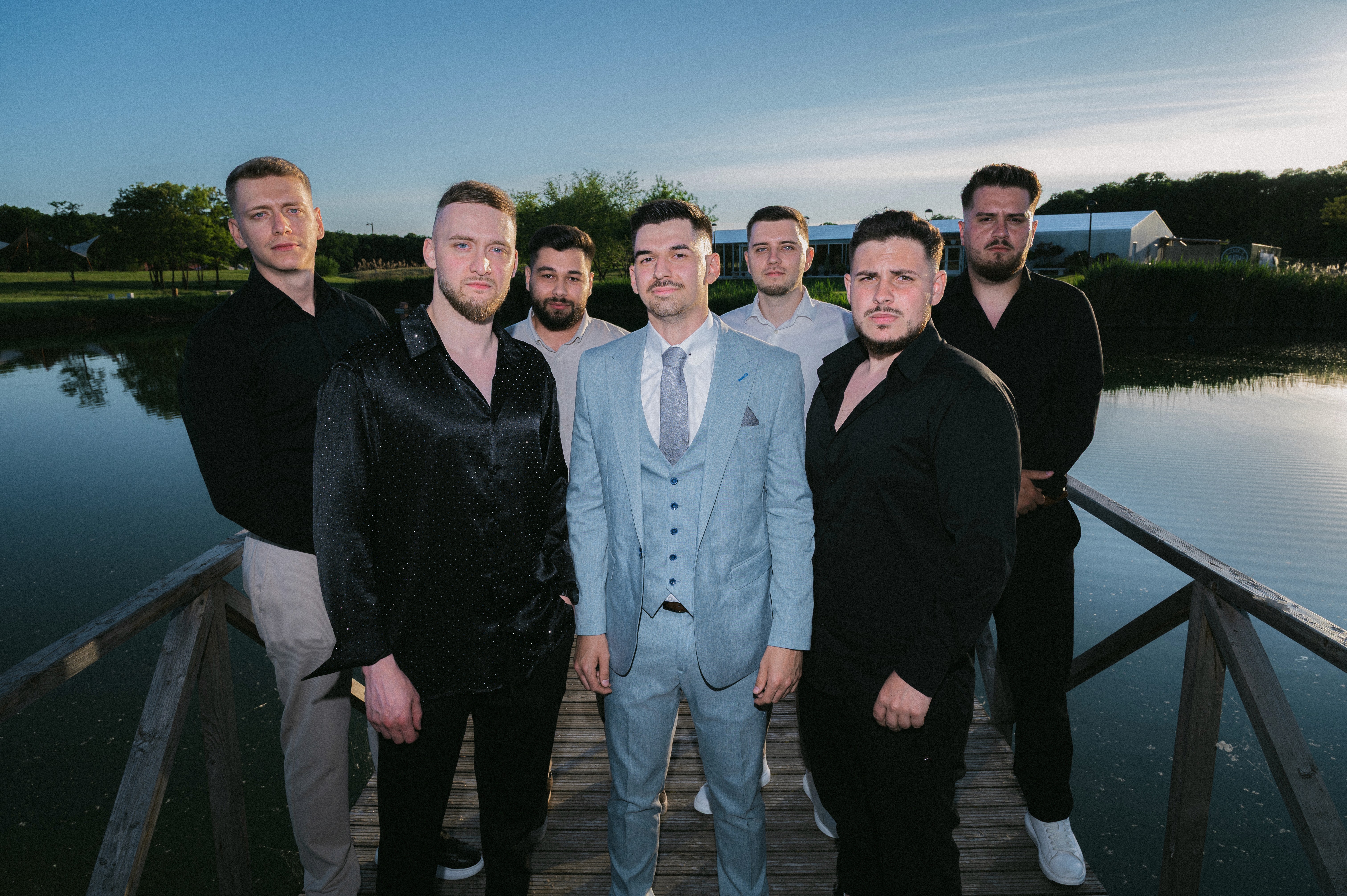Portret de grup cu prietenii apropiați după ceremonia civilă, fotografie realizată pe pontonul de la Casa Vlăsiei.