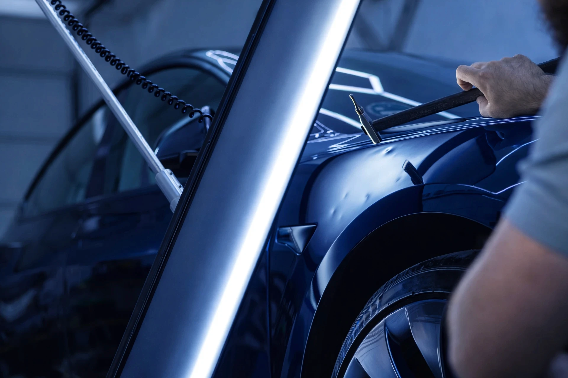 Usuwanie wgnieceń metodą PDR bez lakierowania – naprawa karoserii samochodu przy użyciu narzędzi PDR