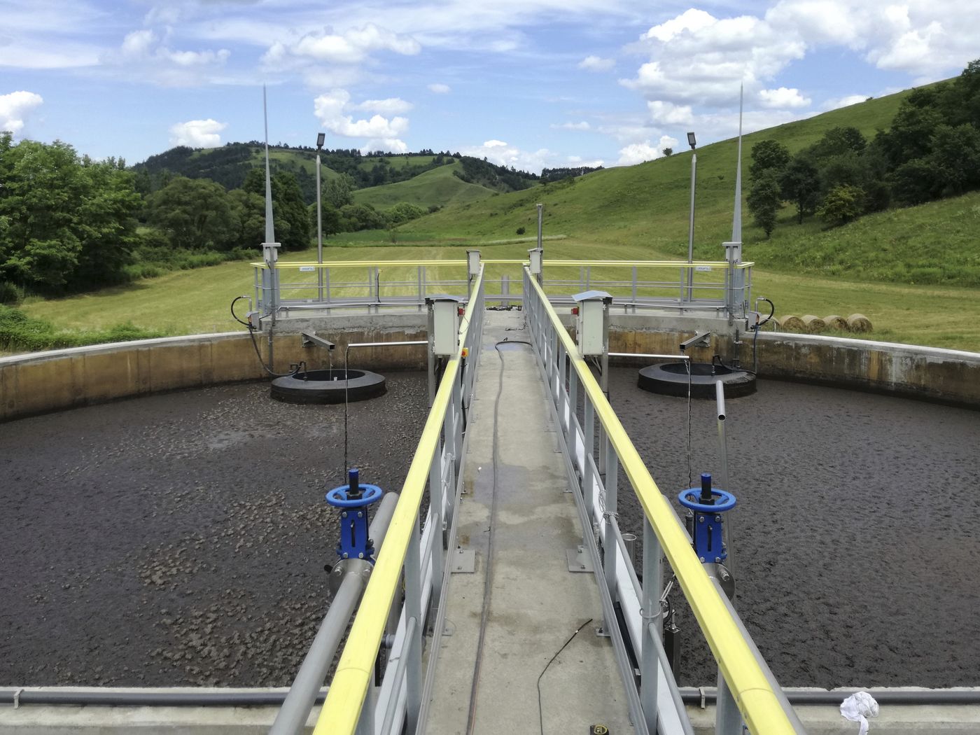 Circular CYCLATOR tank with walkway and BIODEC decanters at the Borsodnádasd municipal wastewater treatment plant, Hungary