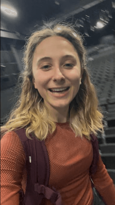 Marius steht strahlend vor dem Plakat des Musicals Billy Elliot in Zürich. Er wurde im Projekt Coaching von Danielle Zuber auf seine Musical-Rolle vorbereitet.