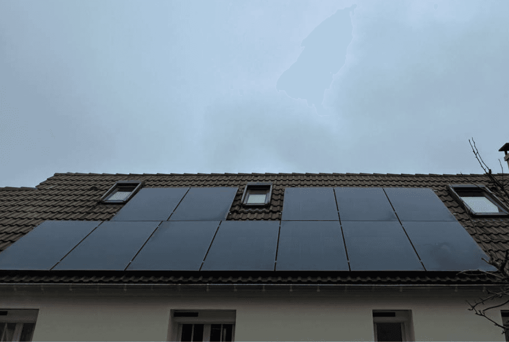Photo d'une maison à Ozoir-la-Ferrière équipée de panneaux photovoltaïques dont l'installation a été faite par Solarock.
