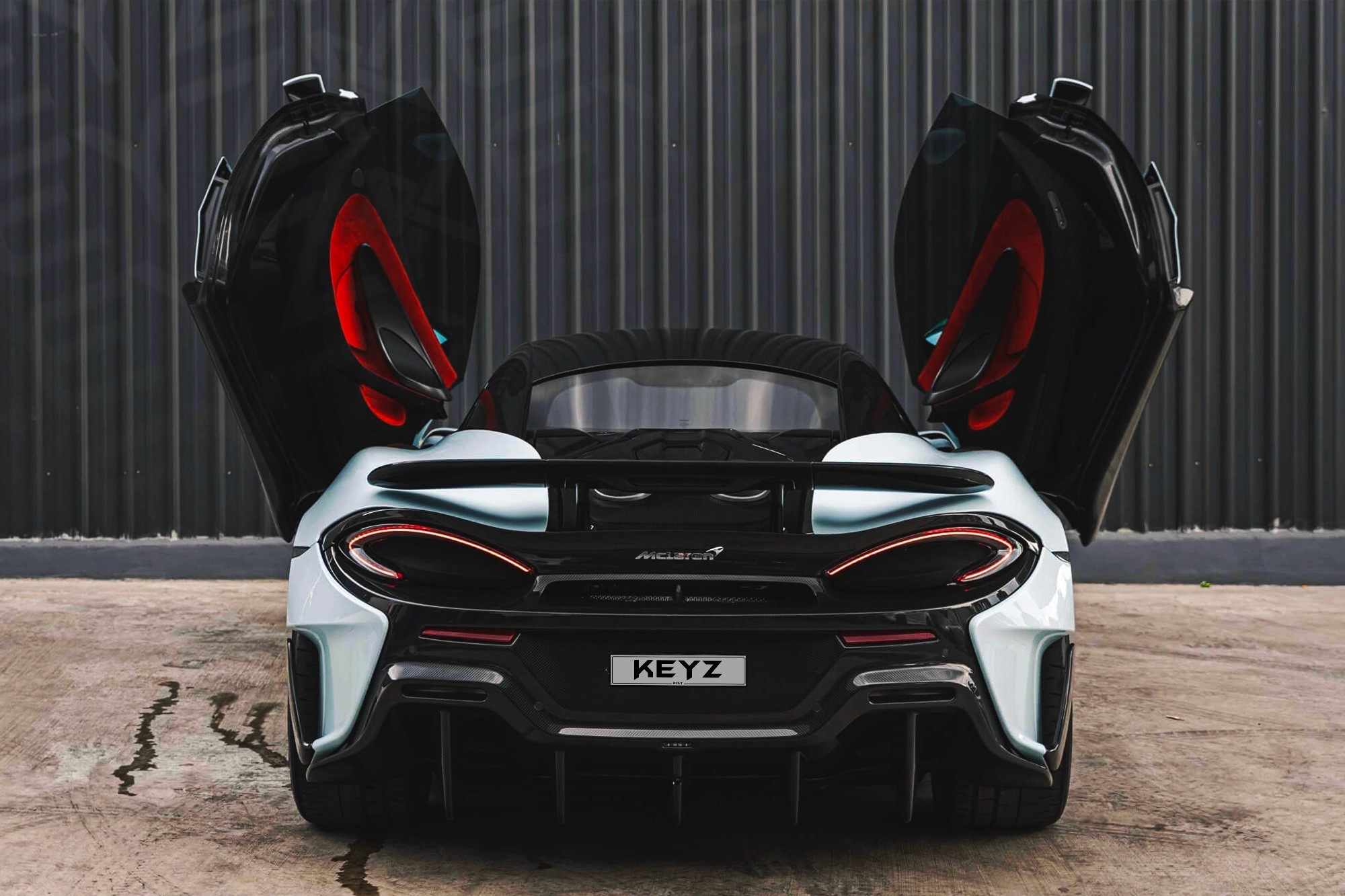 Vue extérieure arrière Mclaren 600LT Blanc – Location Supercar à Dubaï | Keyz Rent