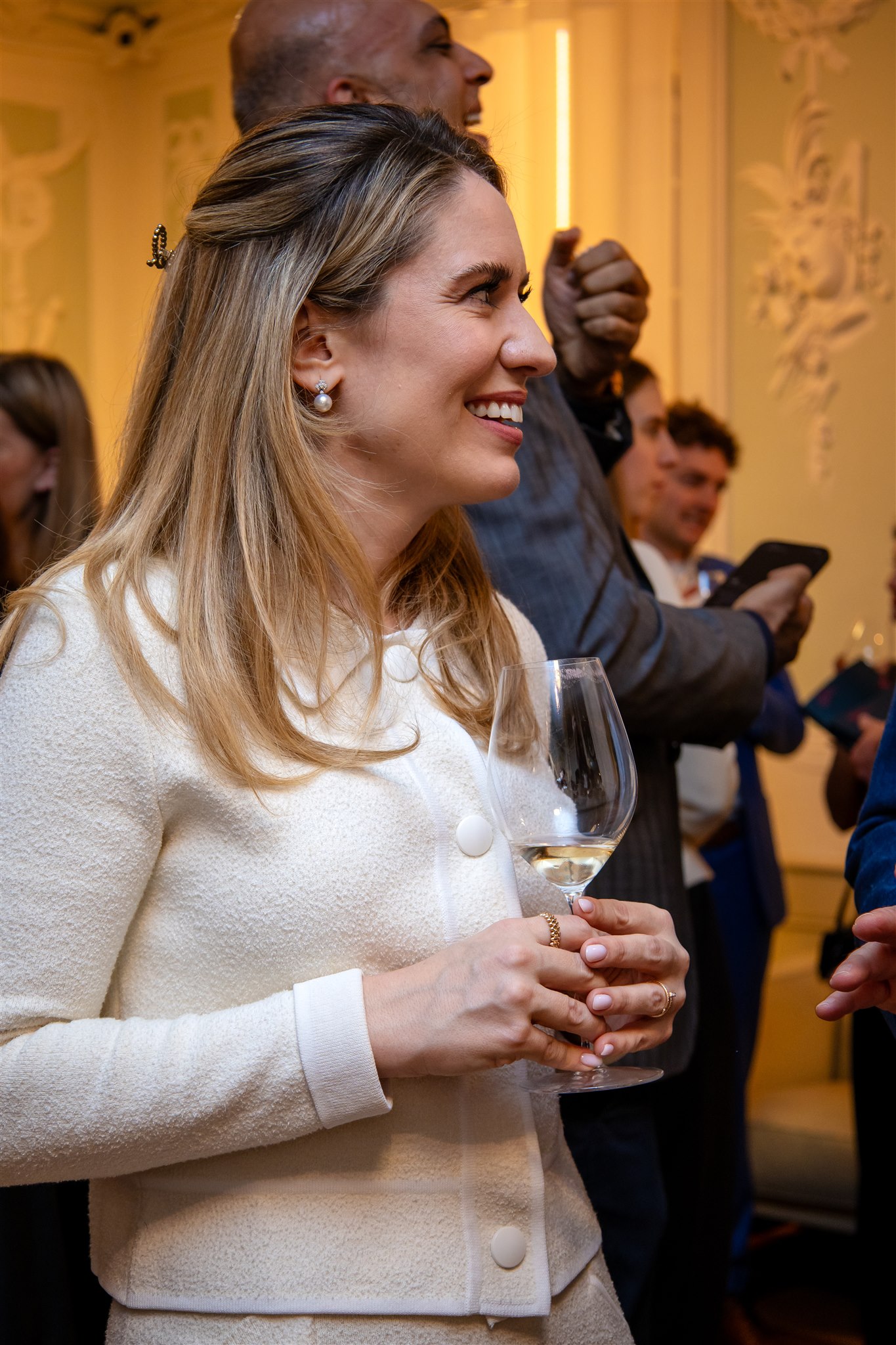 Author interacting with guests at Recht KI book launch in Zurich