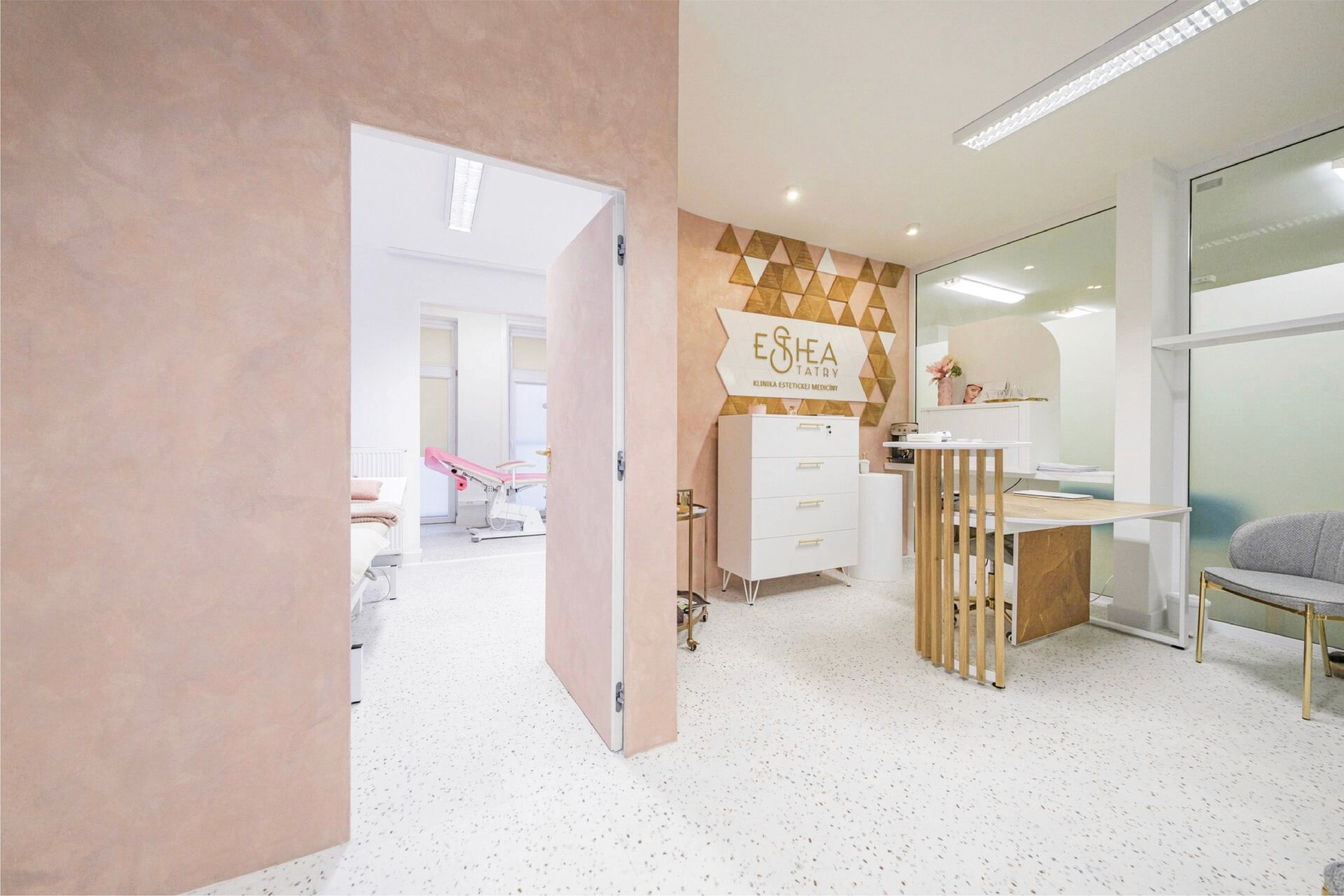 Moderný interiér ambulancie estetickej medicíny Esthea Tatry v Novom Smokovci – omladenie pleti a estetické zákroky vo Vysokých Tatrách.