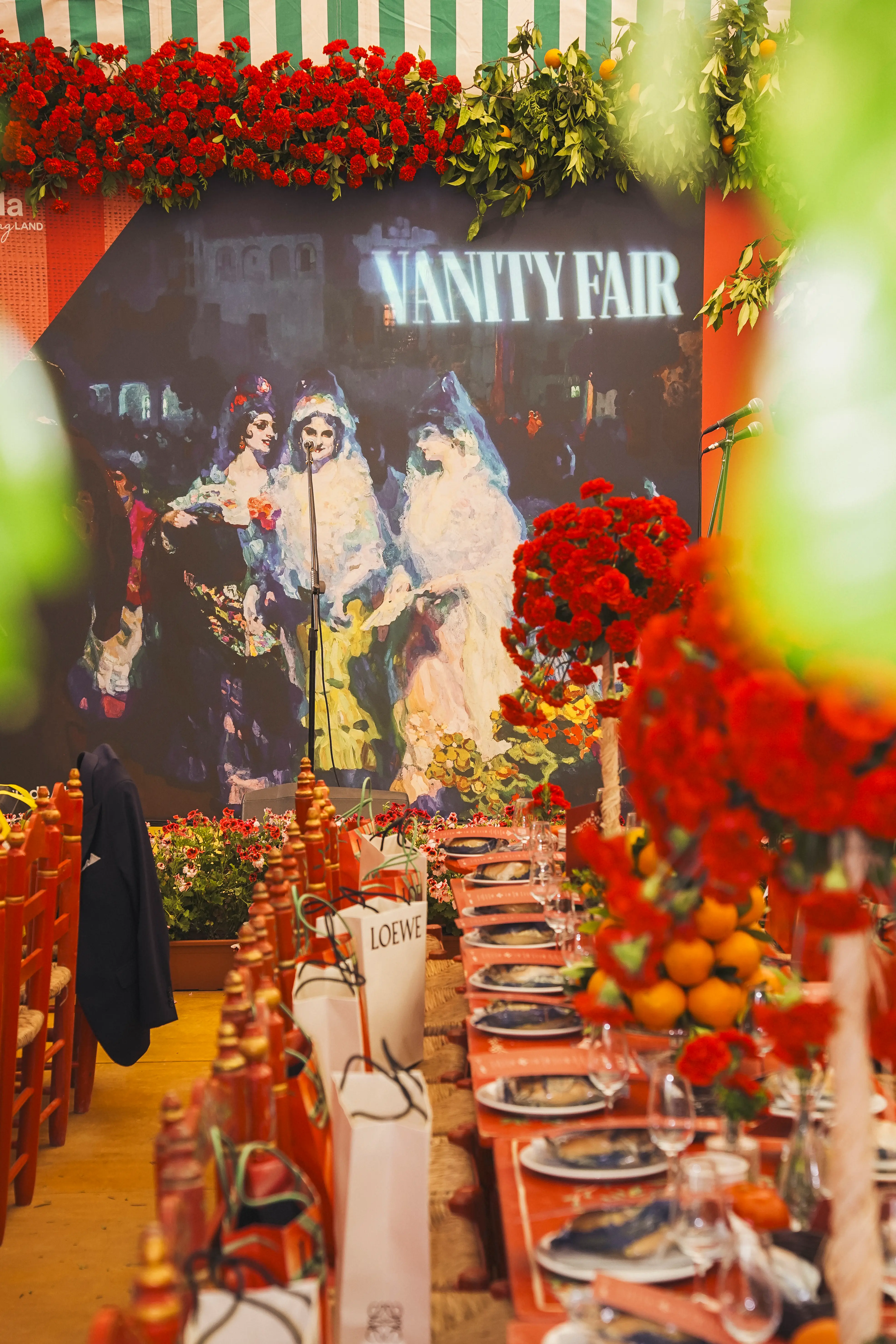 Evento de Vanity Fair en Sevilla con decoración floral y mesa elegante patrocinada por Loewe