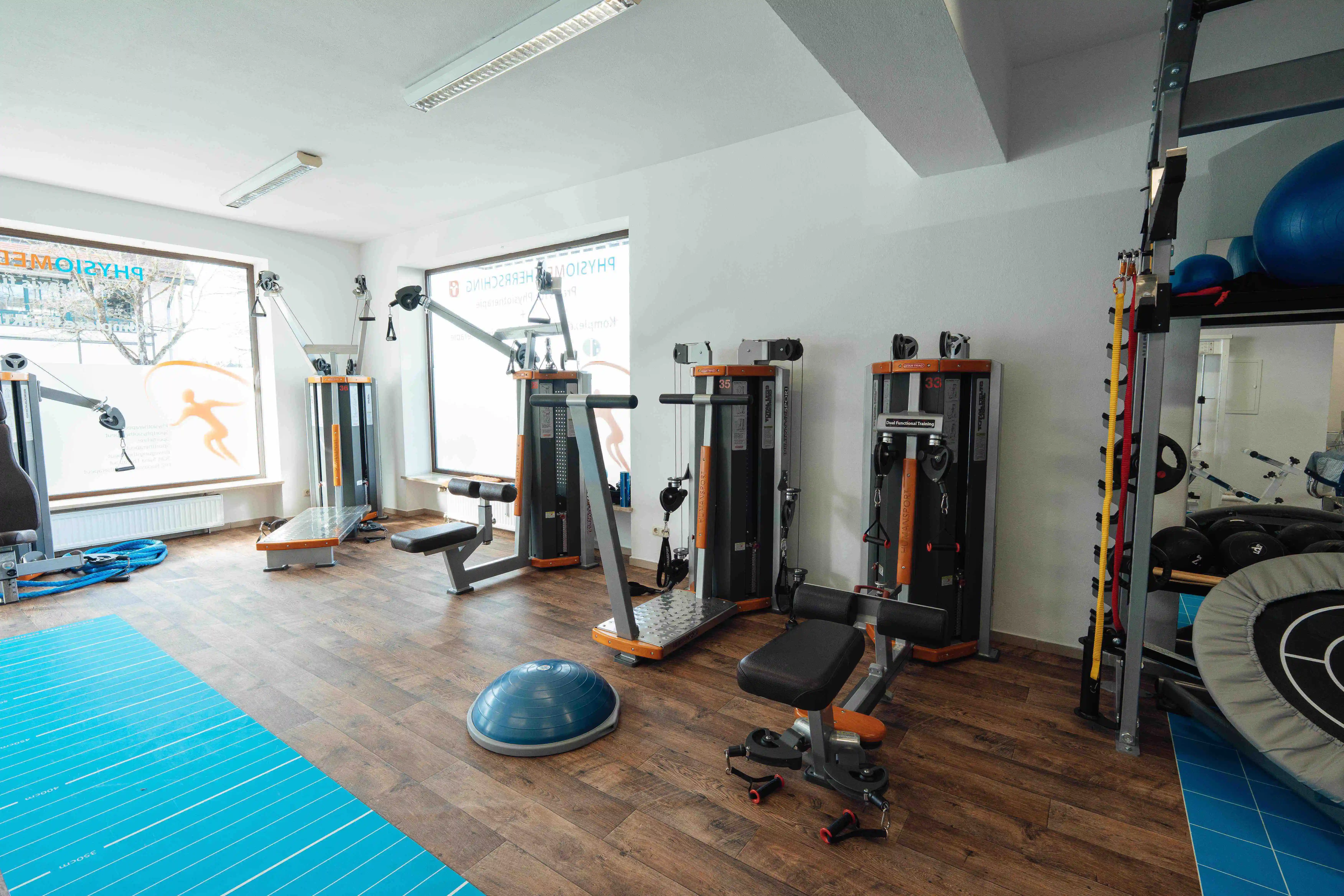 Übersicht des funktionellen Trainingsbereichs mit HumanSport-Kabelzuggeräten.