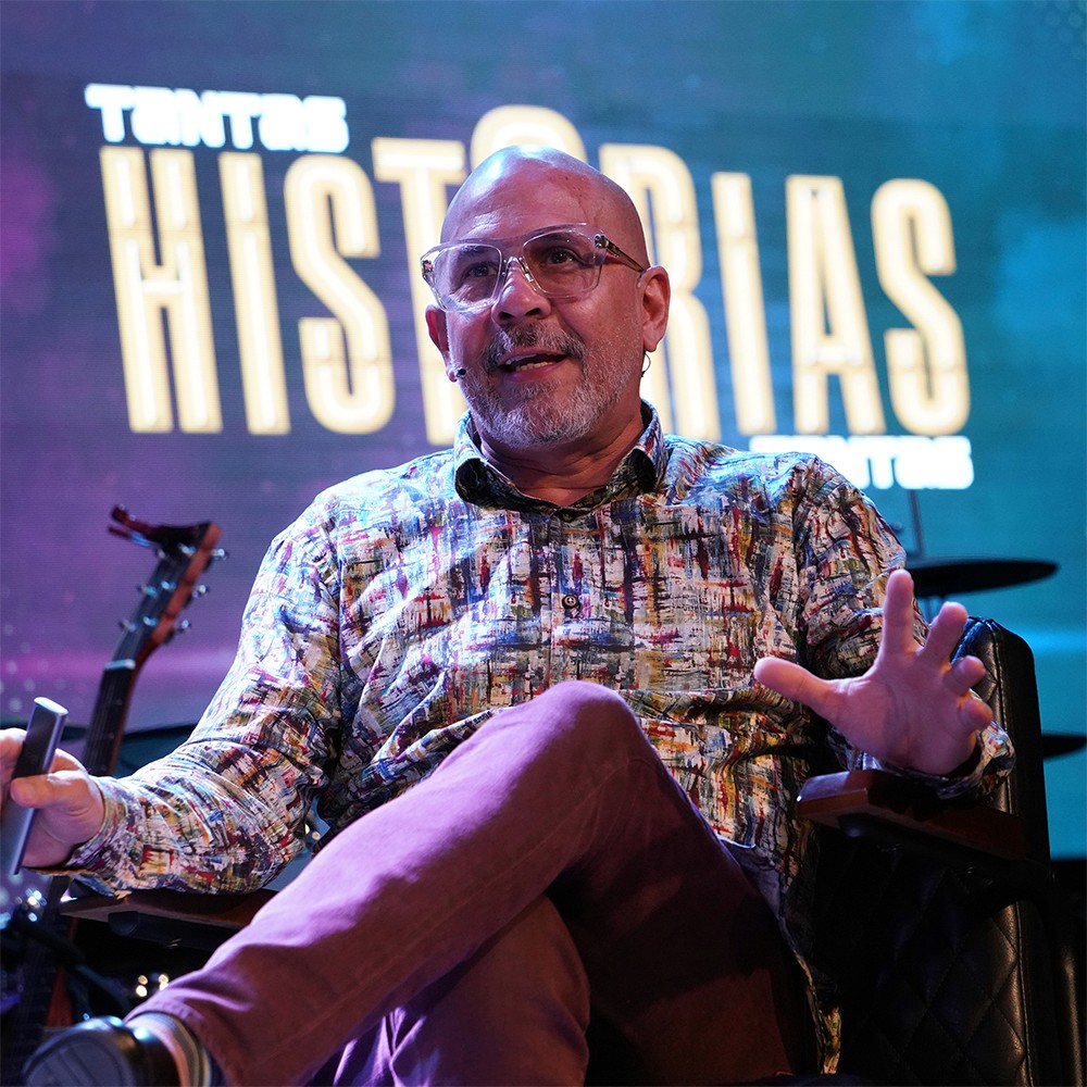 Pastor sentado hablando