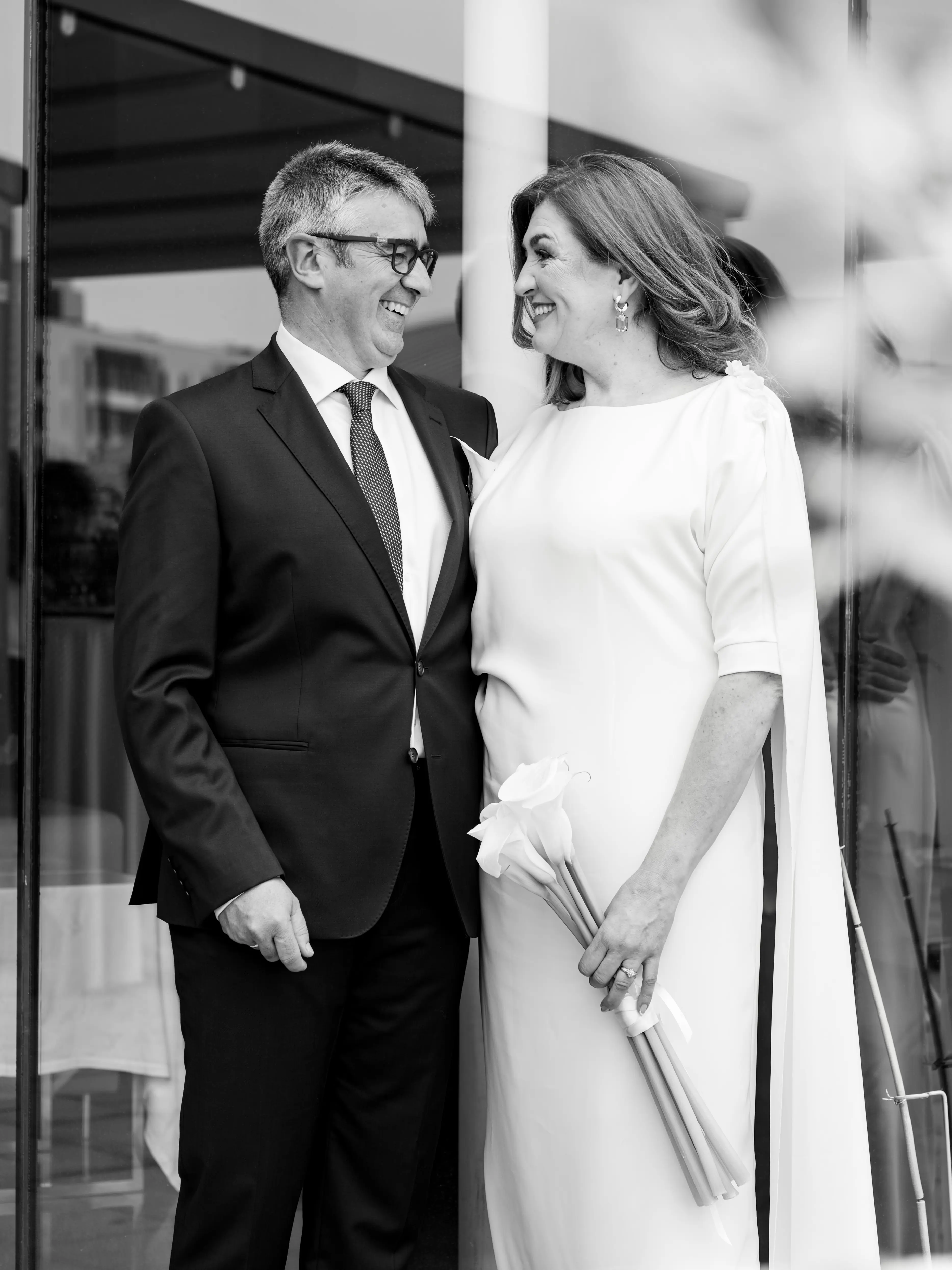 Pareja de novios sonriendo el día de su boda