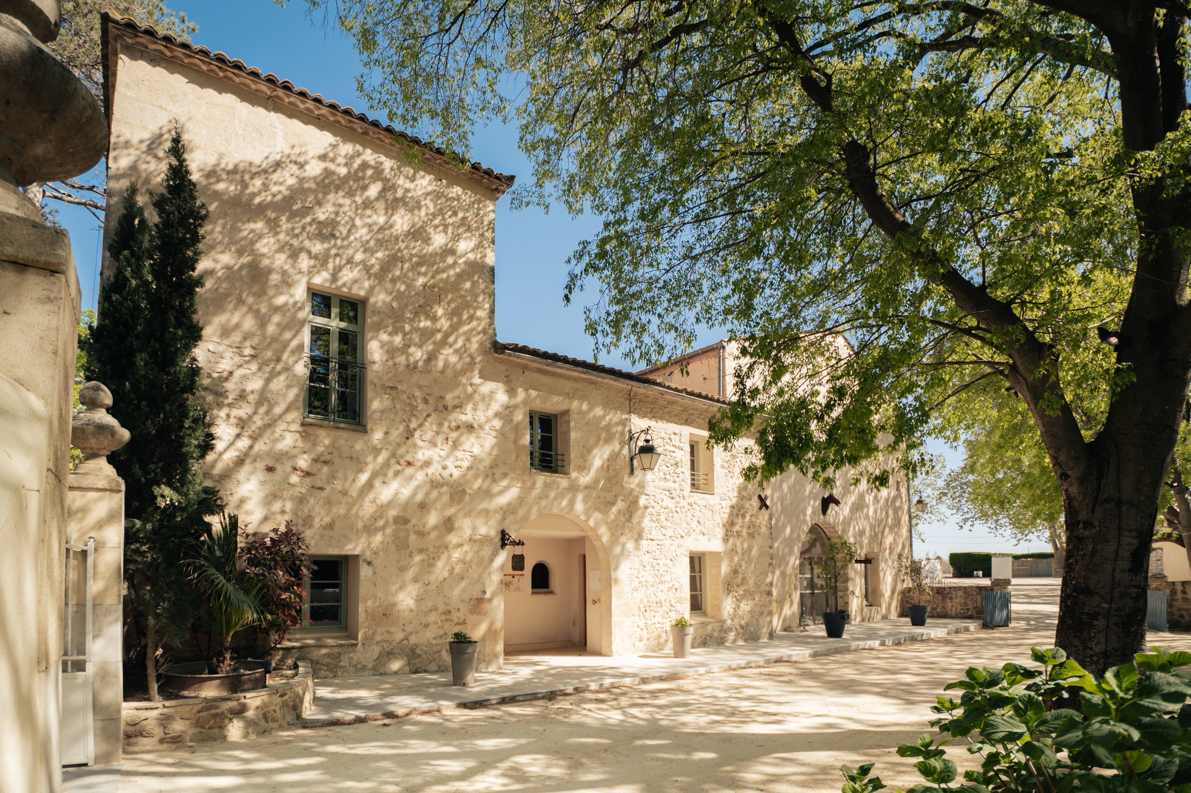 Rénovation complète de maison à Montpellier par Karbone Architectes. Projet de rénovation haut de gamme d'une maison ancienne alliant architecture contemporaine et préservation du patrimoine. Agence d'architecture spécialisée dans la rénovation de maisons, villas, bâtisses en pierre, mas, domaines viticoles et projets de réhabilitation dans l'Hérault.