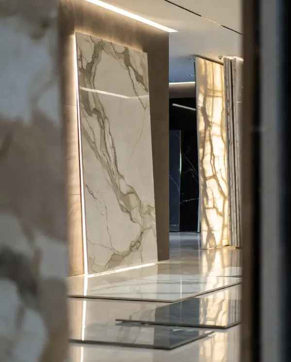 Μεγάλο marble slab με backlight φωτισμό σε luxury showroom με μεγάλα πλακάκια και σύγχρονο σχεδιασμό