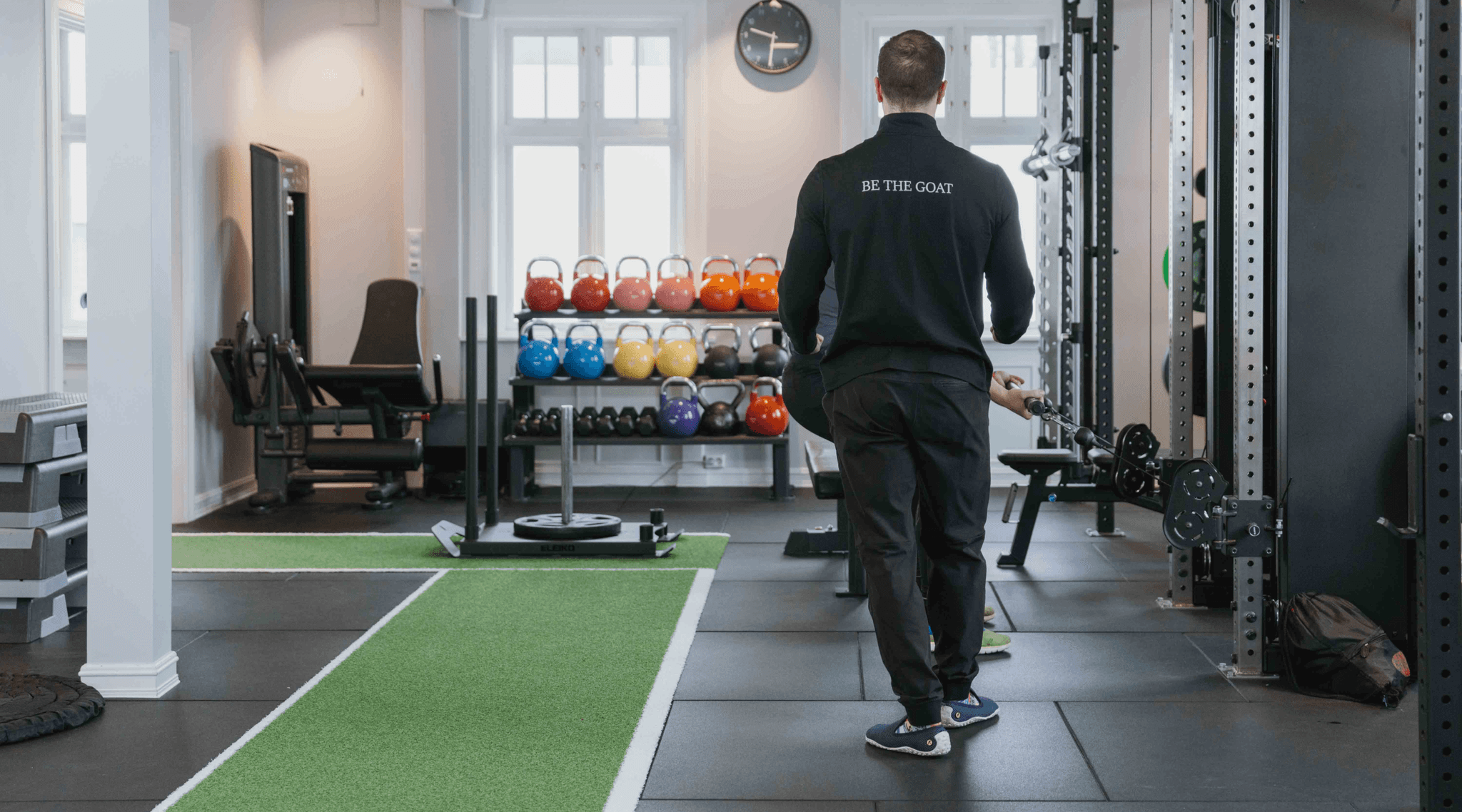 Instruktør instruerer klient i teknikk hos Ibex Fitness på Vindern.