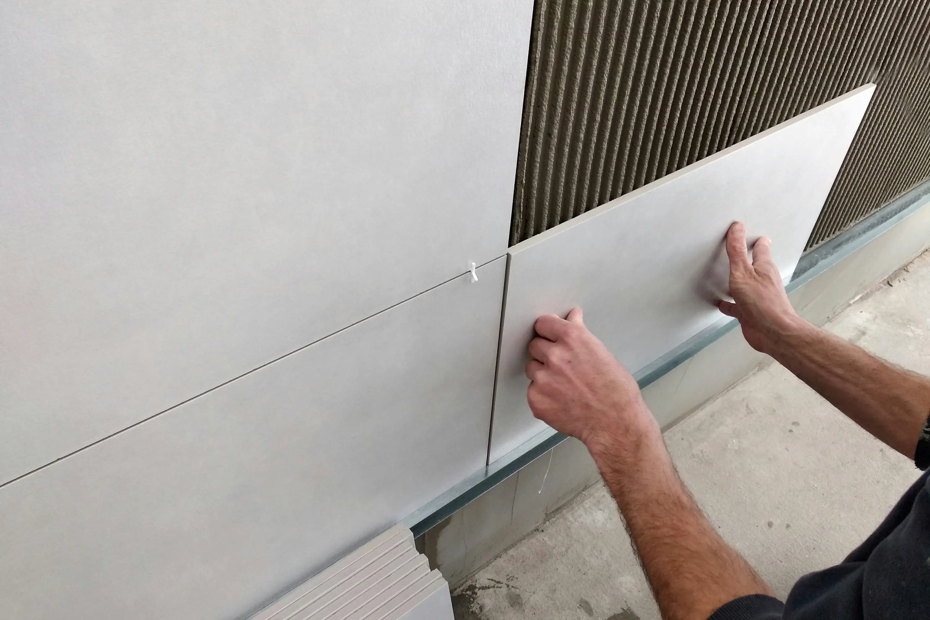 Verlegung grosser Wandplatten mit präziser Ausrichtung