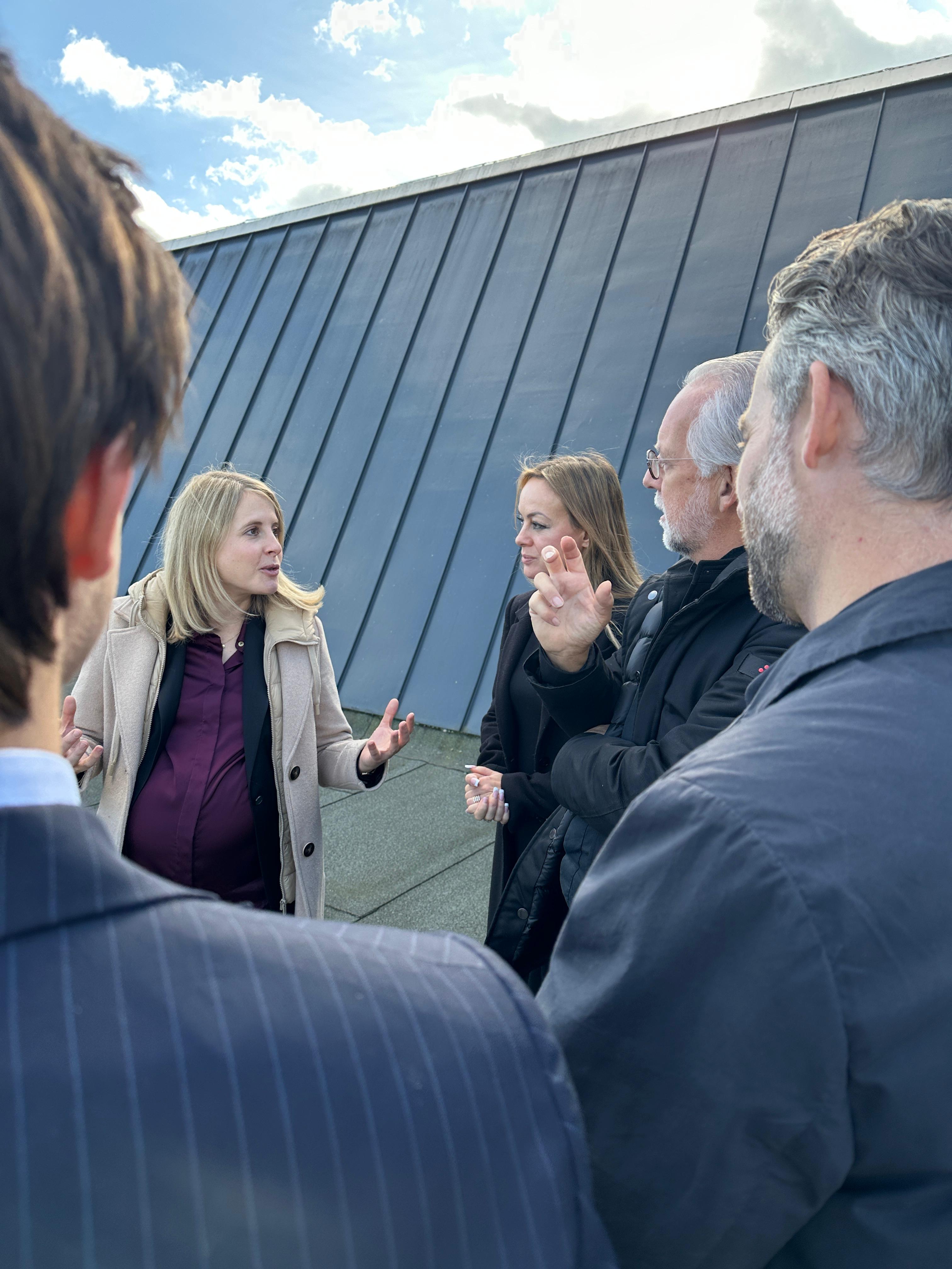 Zweigeschossiges Wohngebäude mit Klinkerfassade, Balkonen und Eingängen in der Frontansicht
