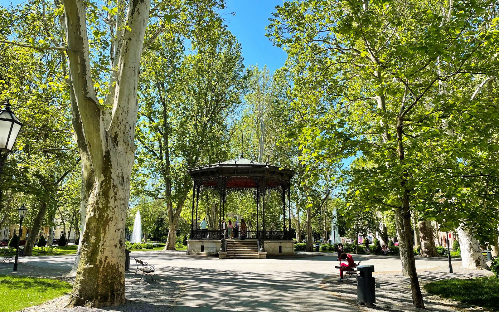扎格雷布公園的涼亭被樹木環繞，伴隨著纜車之旅的步行遊覽。